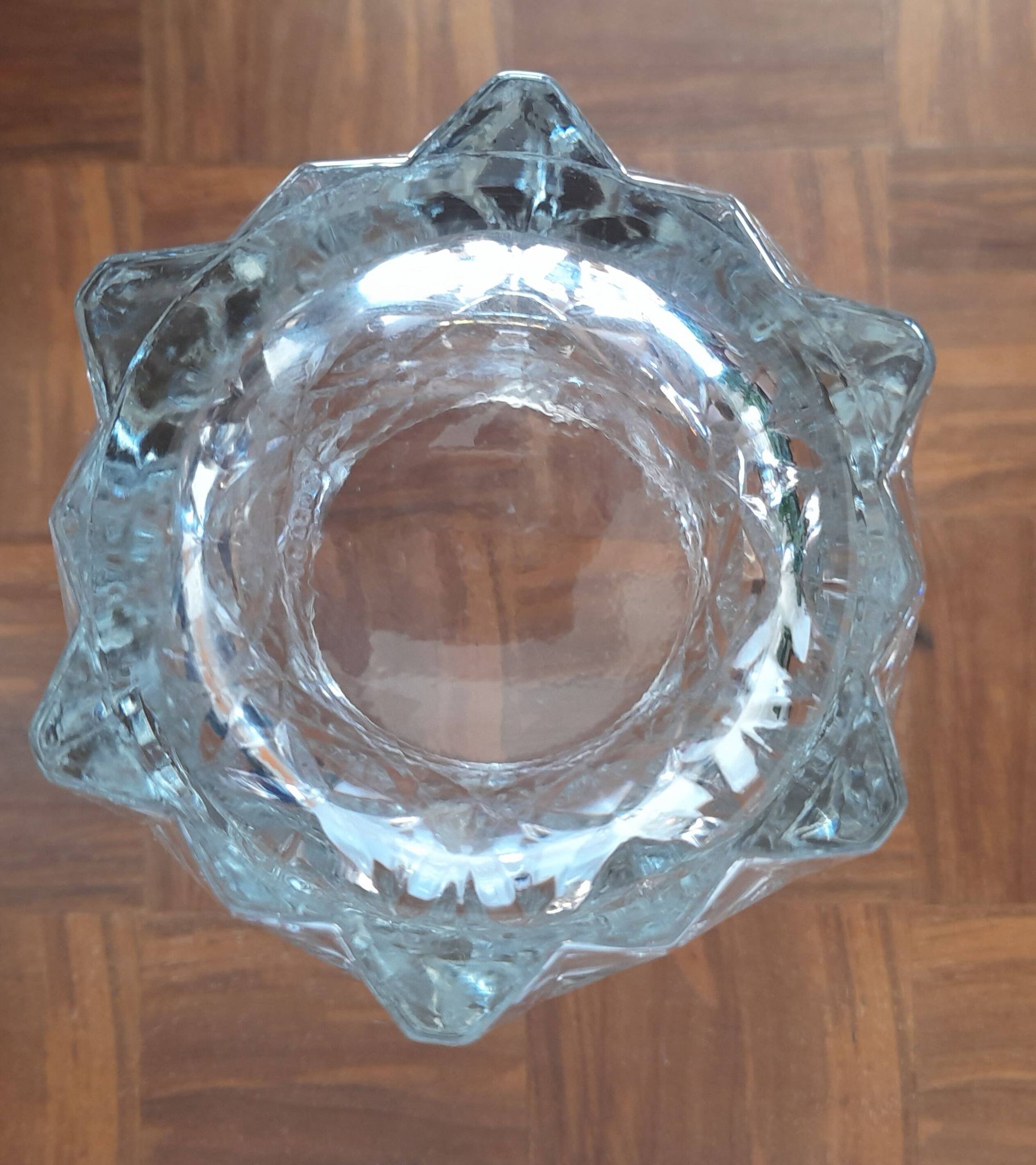 Vase ancien à facettes en verre