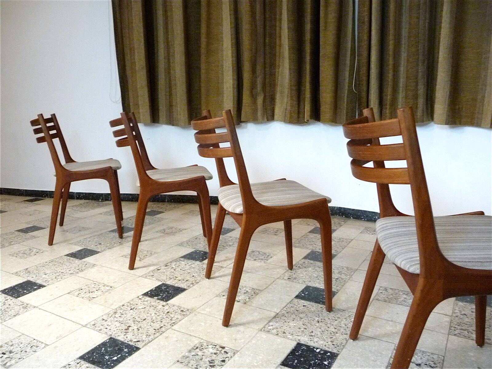Ensemble de 4 chaises de salle à manger en teck scandinaves modernes, Danemark années 1960.