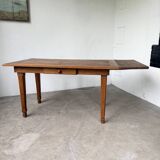 Extendable farmhouse table in oak