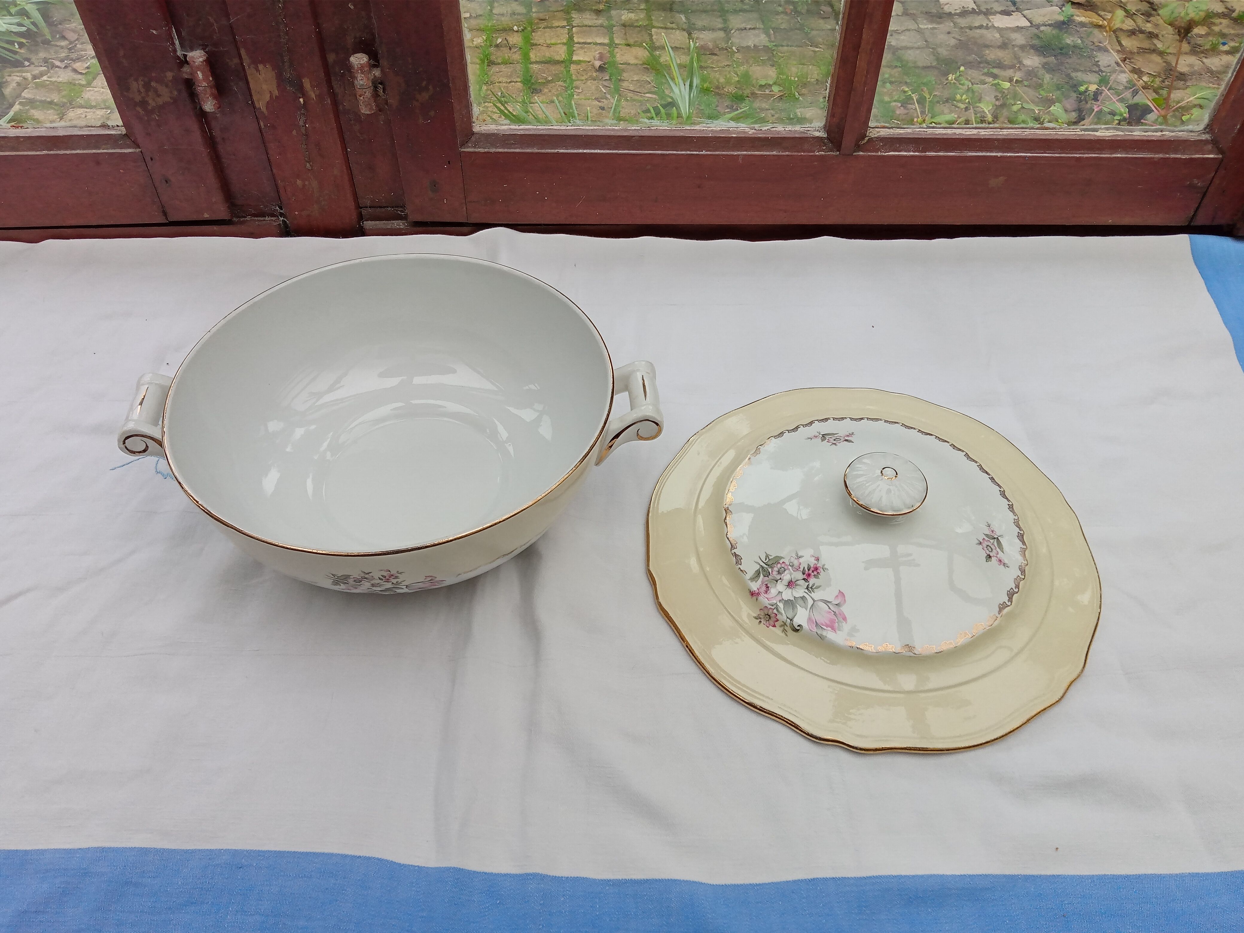 Salad bowl / Soupière L'Amandinoise