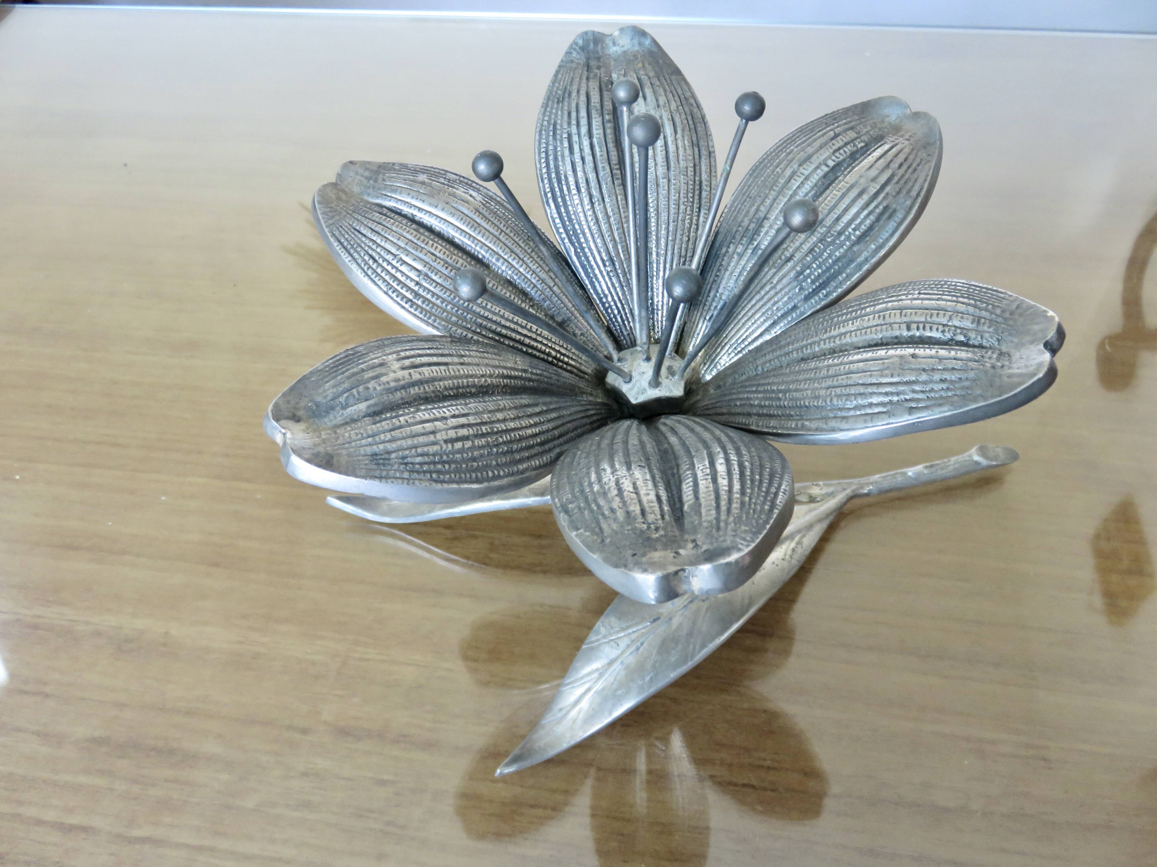 série de 6 cendriers en bronze argenté en forme de fleur vers 196O ou 1970