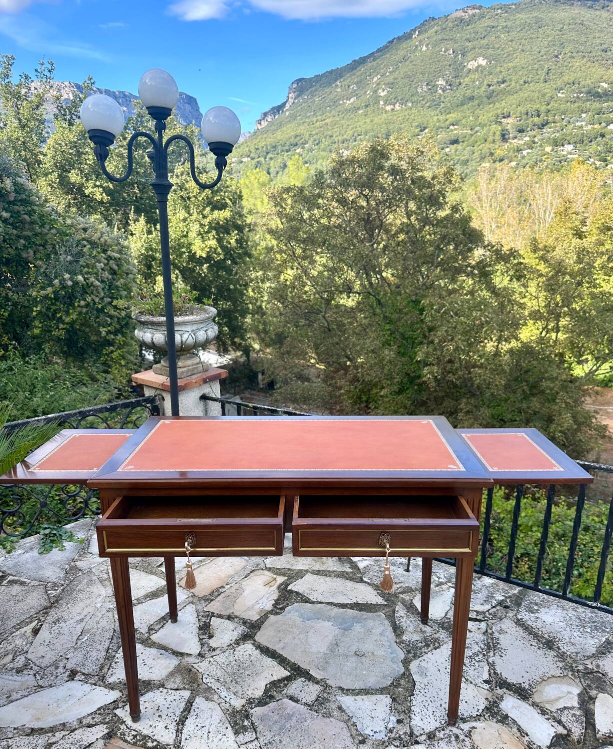 Flat desk in mahogany in the Louis XVI style.