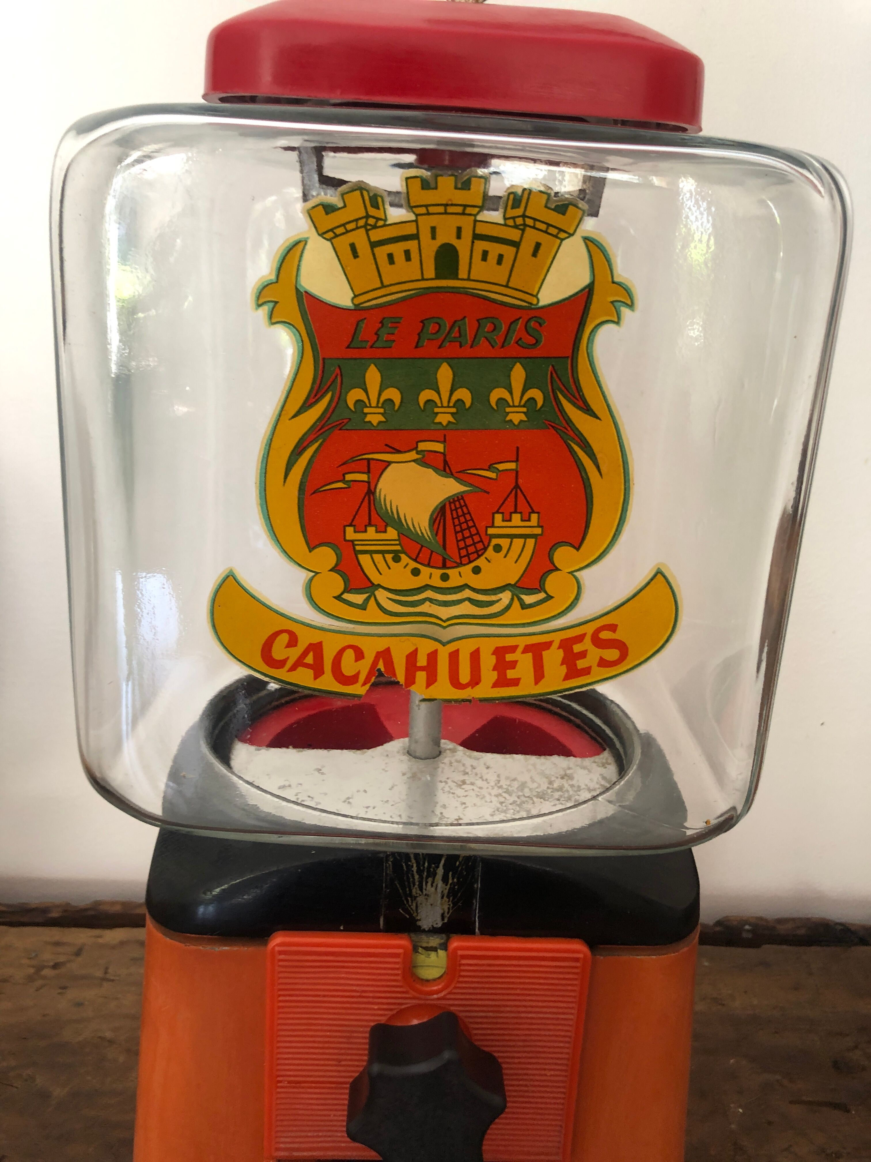 Distributor of peanuts