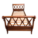 Lit simple en bois