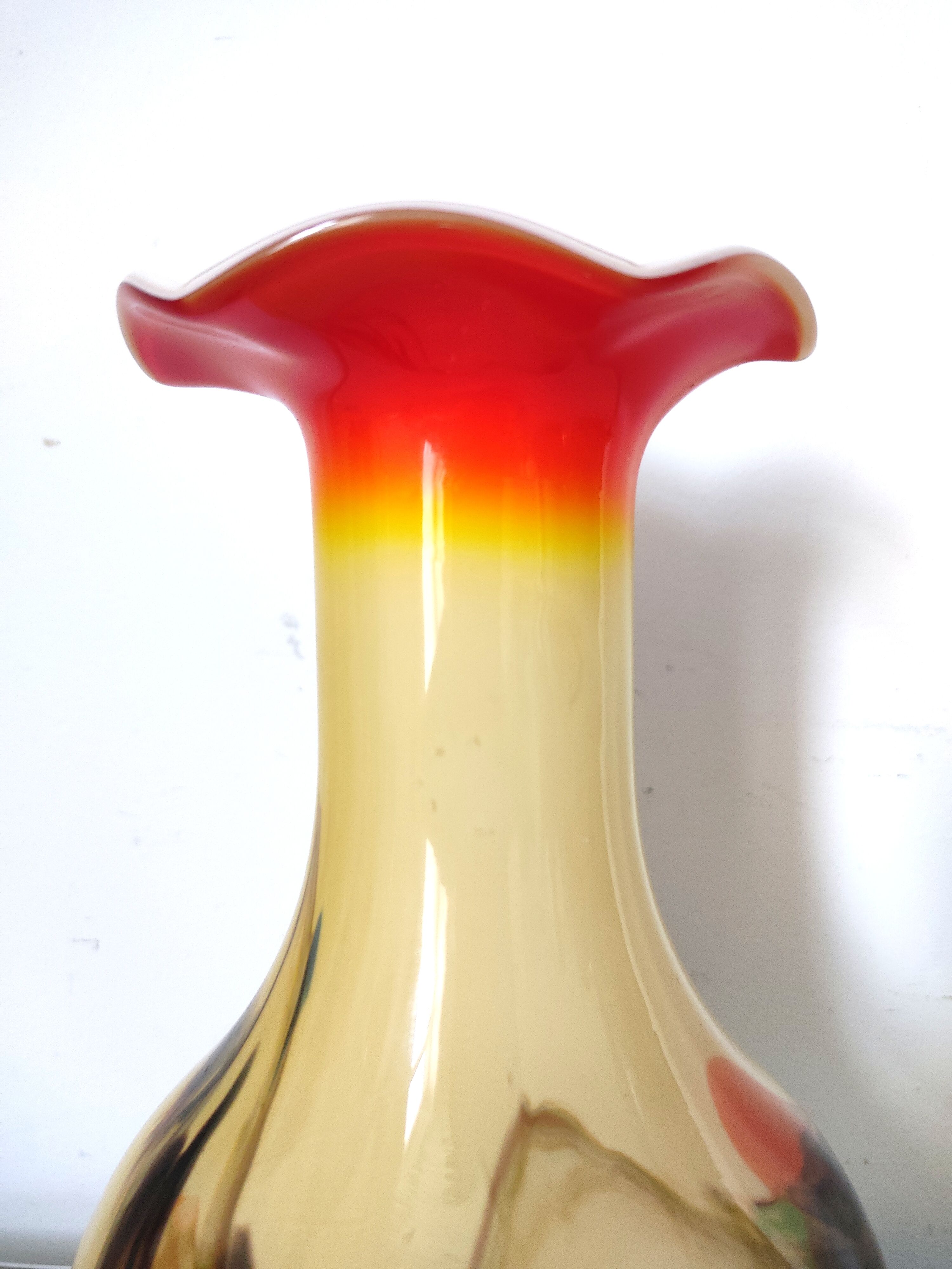 Vase en verre décor fumée colorée