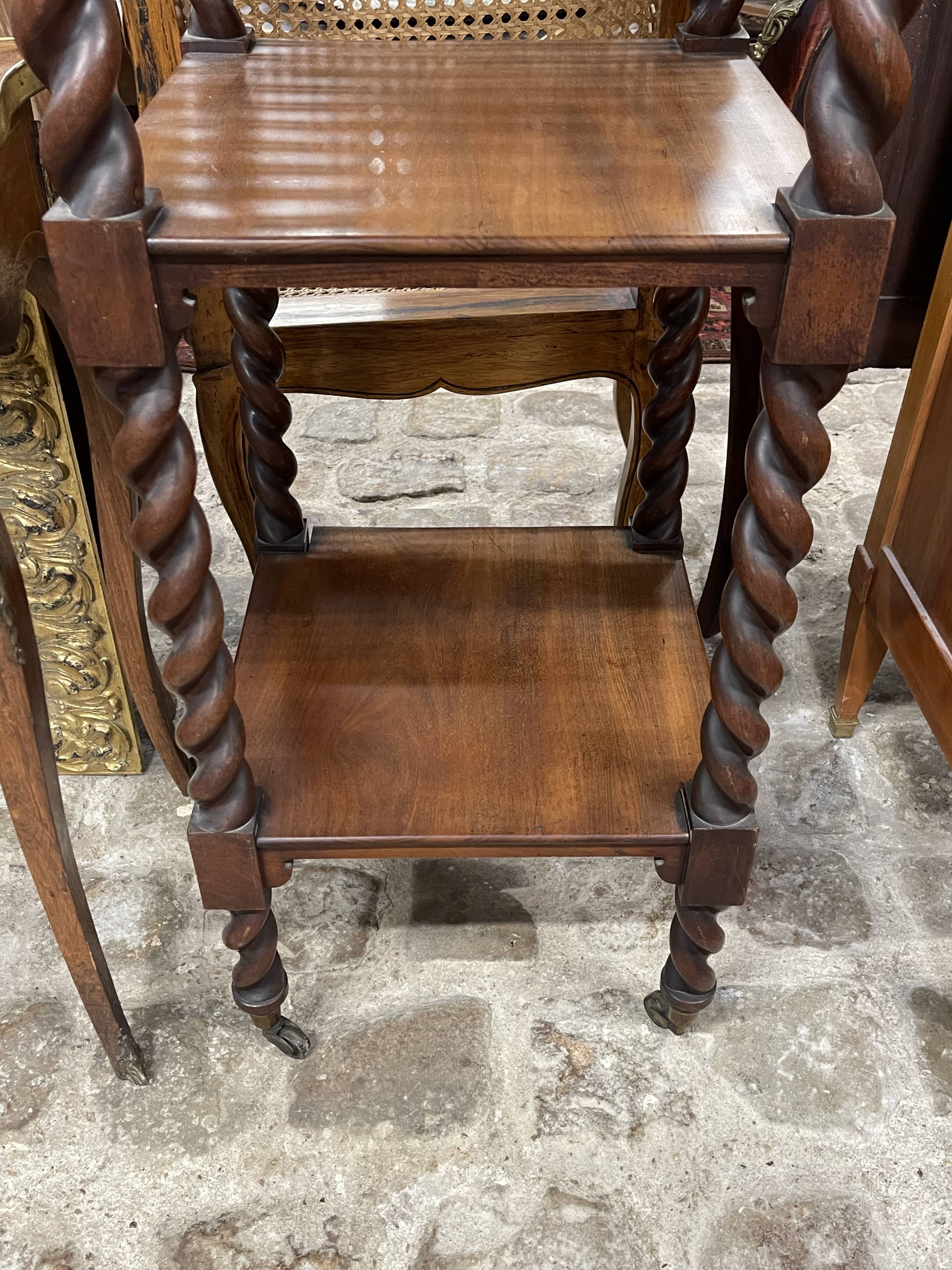 Etagère Antique en Noyer Tordu à Roulettes, 1890s