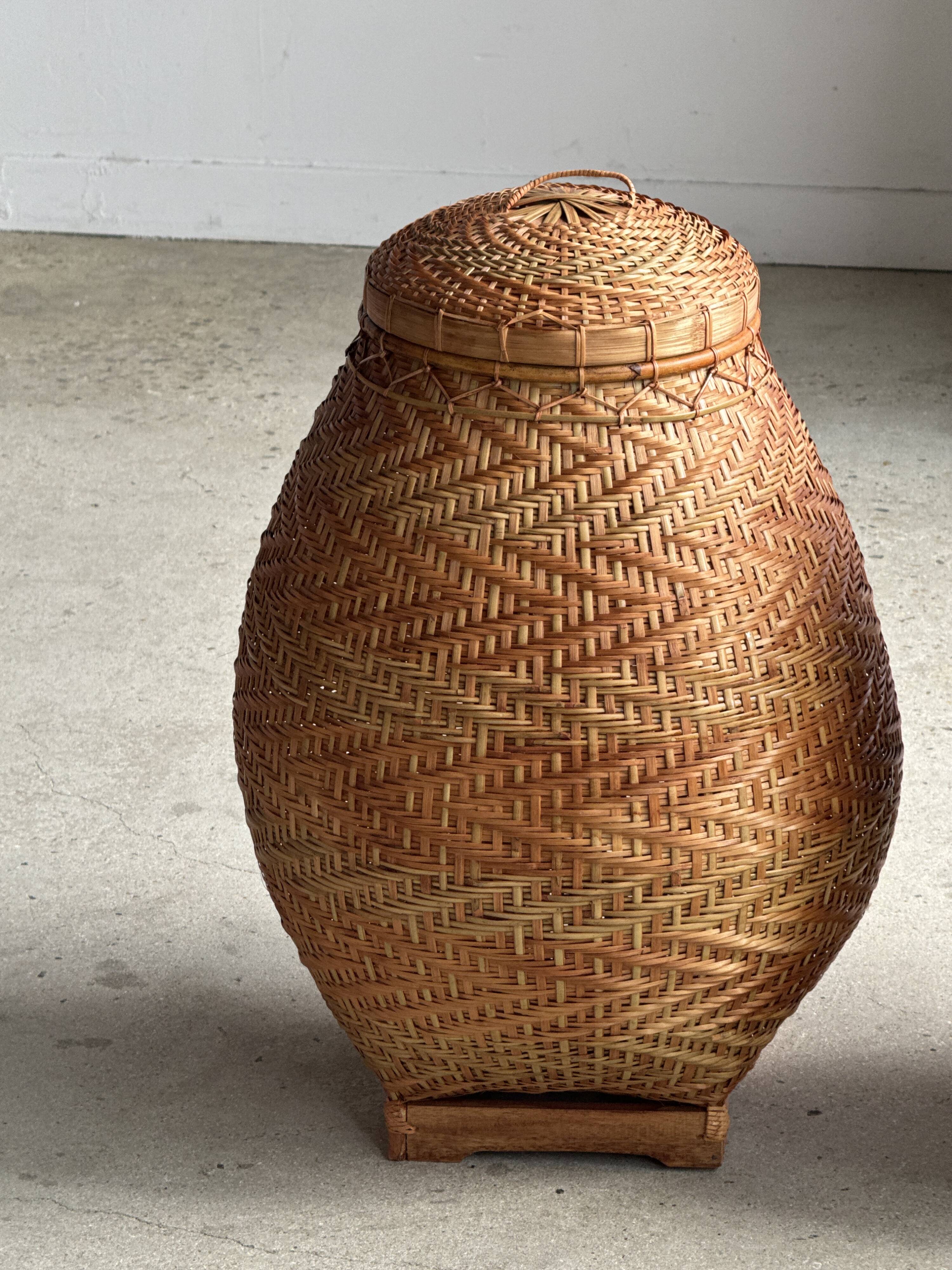 Large oval basket Indonesian weaving with lid H65 D50
