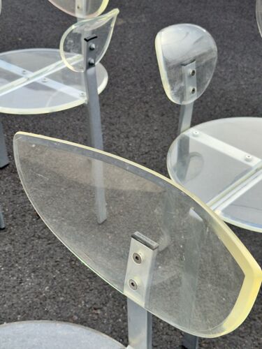 Serie de 4 chaises plexiglas et métal des années 80