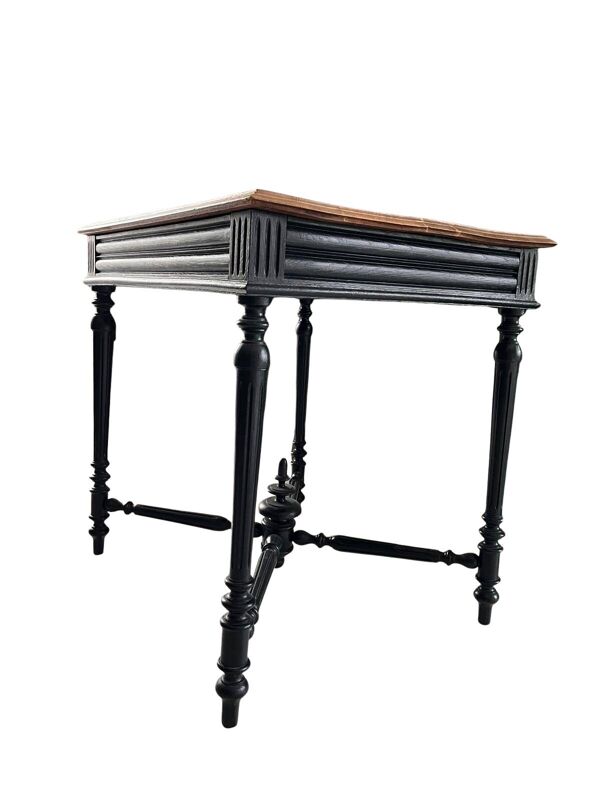 Table ancienne en bois massif, plateau brut et piètement tourné