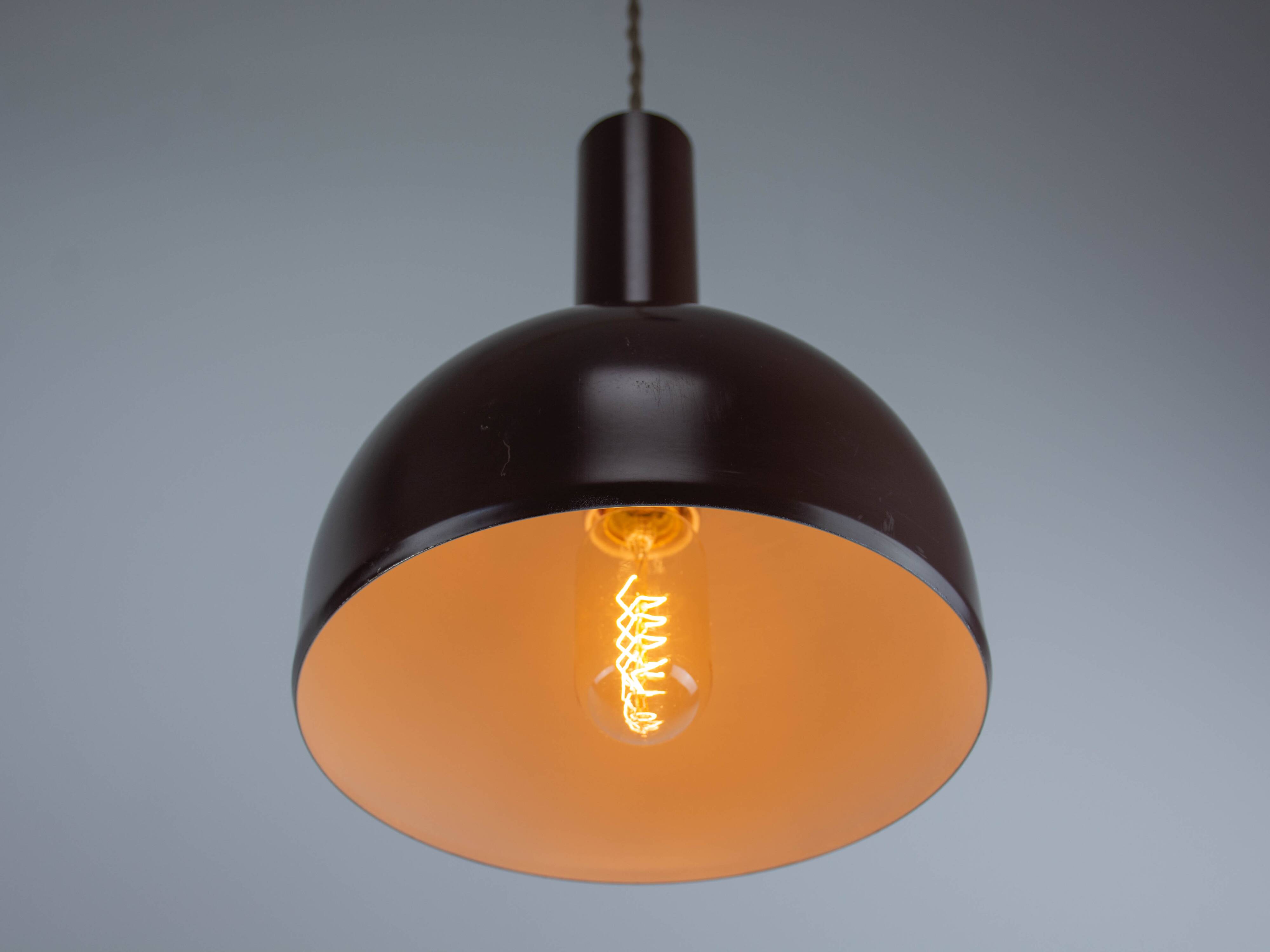 Ensemble de 2 lampes suspendues en métal marron de style moderne du milieu du siècle