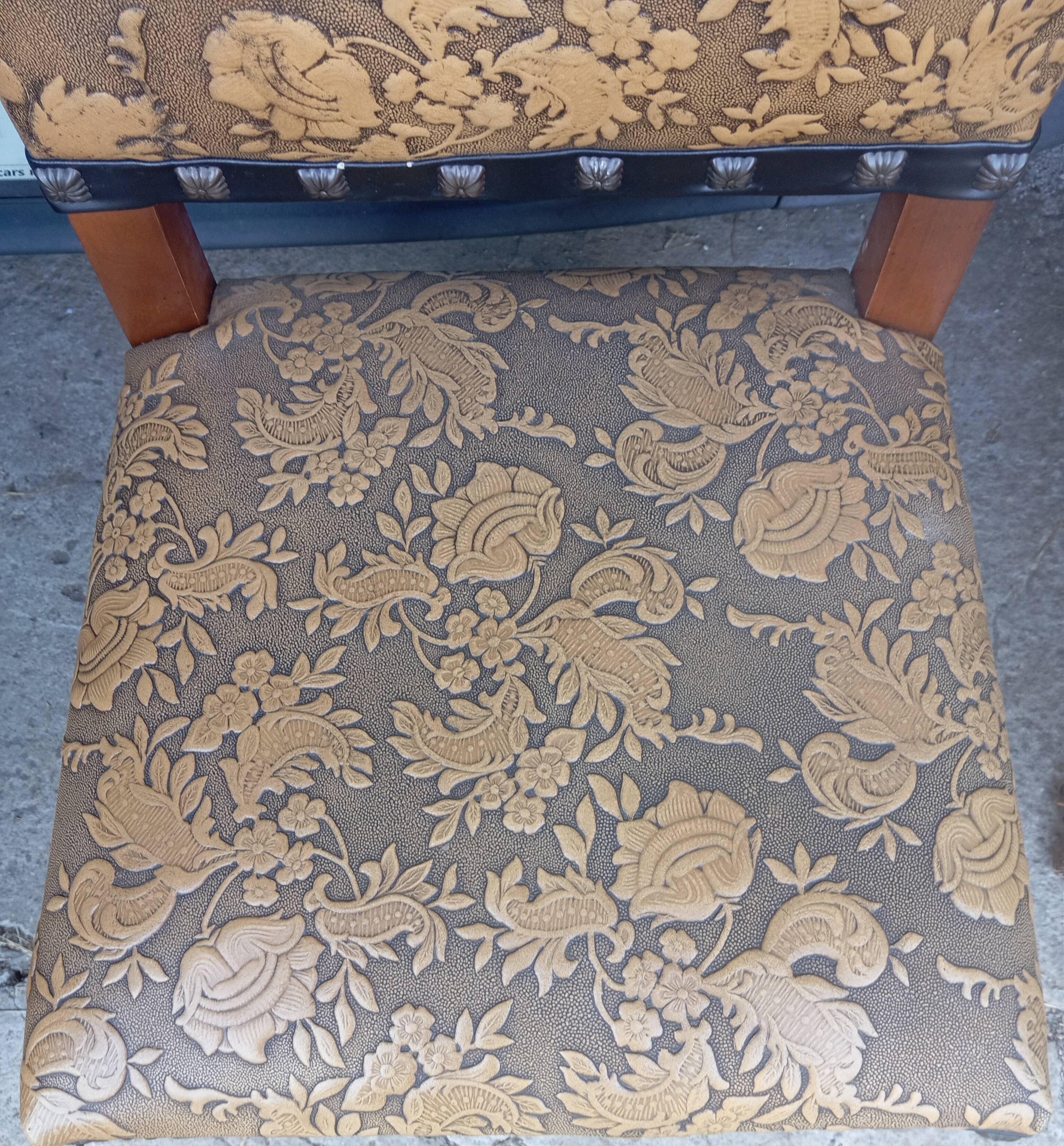 Set of 4 Spanish Renaissance chairs from the 19th century - carved wood with waffle leather.
