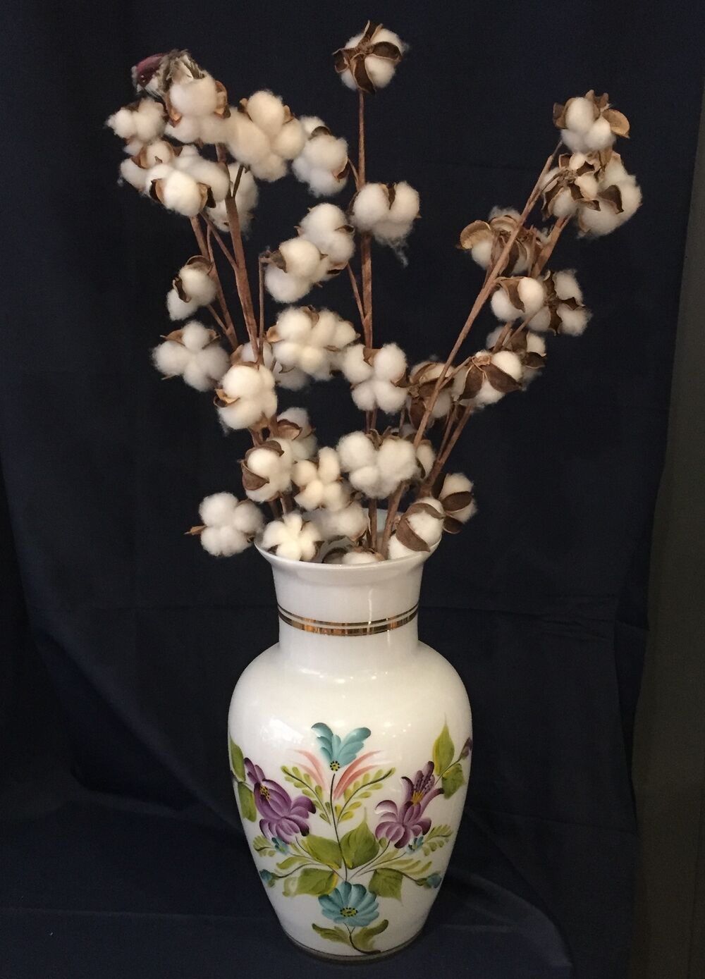 Vase in white opaline floral decoration