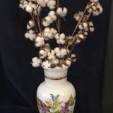 Vase en opaline blanche decor floral