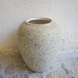 Vase en grès moucheté aux tons neutres