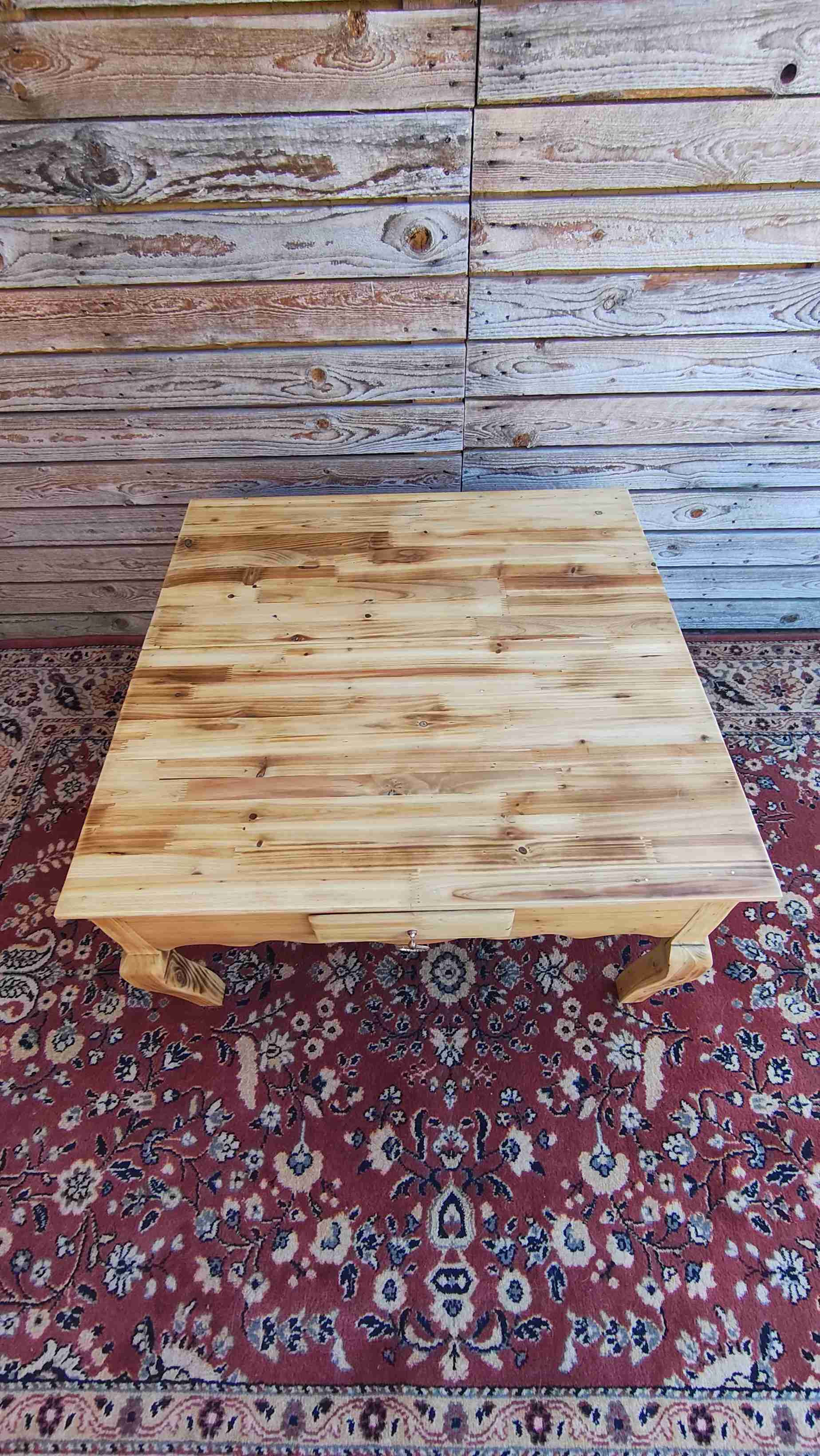 Table basse en pin massif