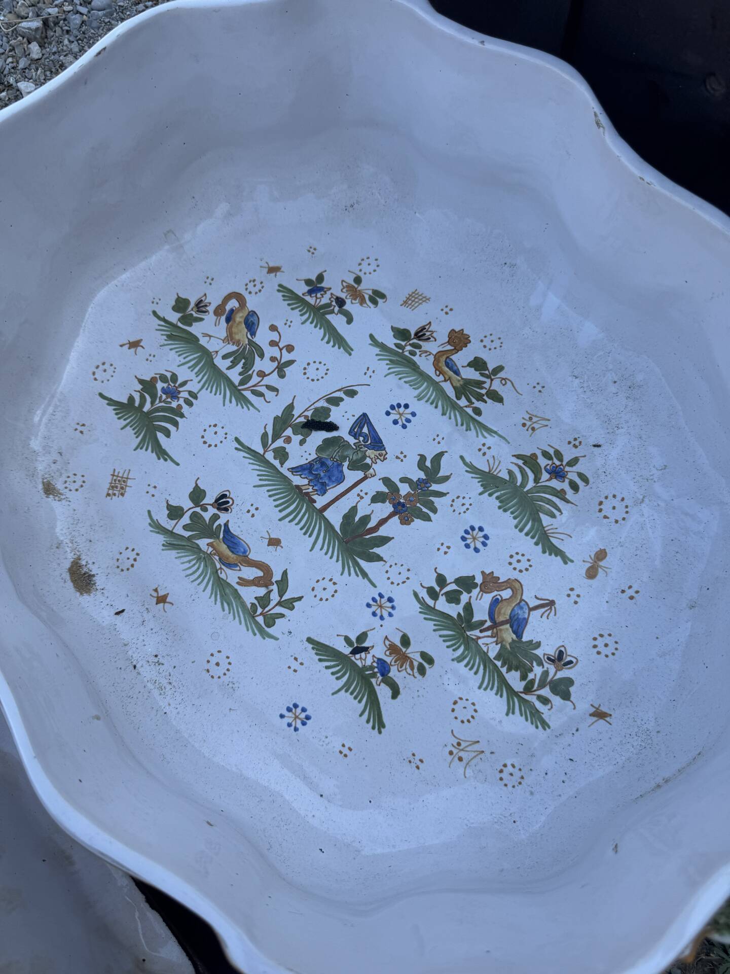 Wall fountain and its basin in Moustiers earthenware, handmade decoration.