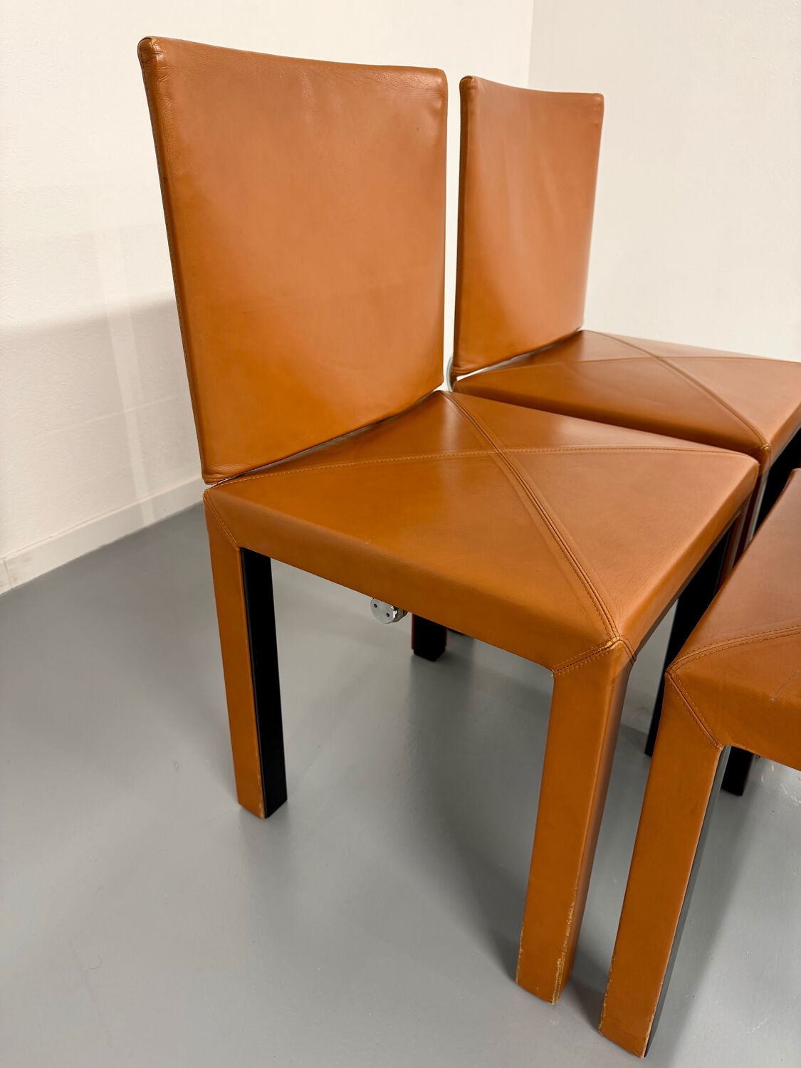 4 camel leather chairs, postmodern design by Paolo Piva for B&B Italia Arcadia.
