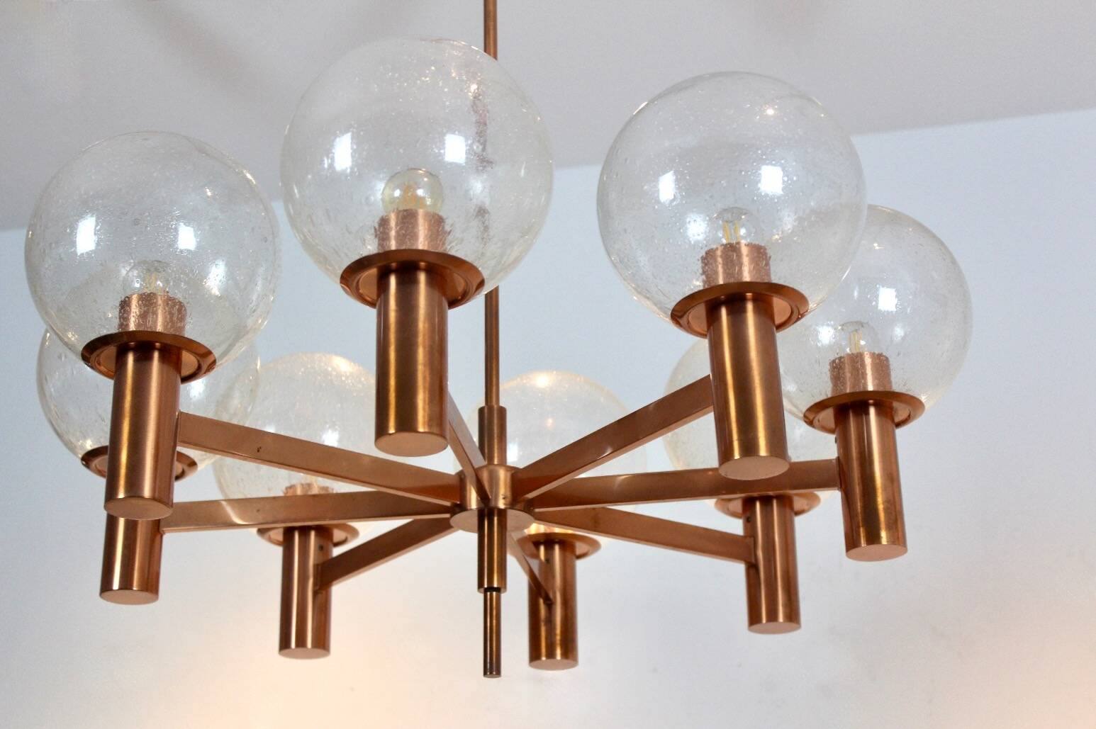 Lustre en cuivre et verre soufflé à la main par Ott International
