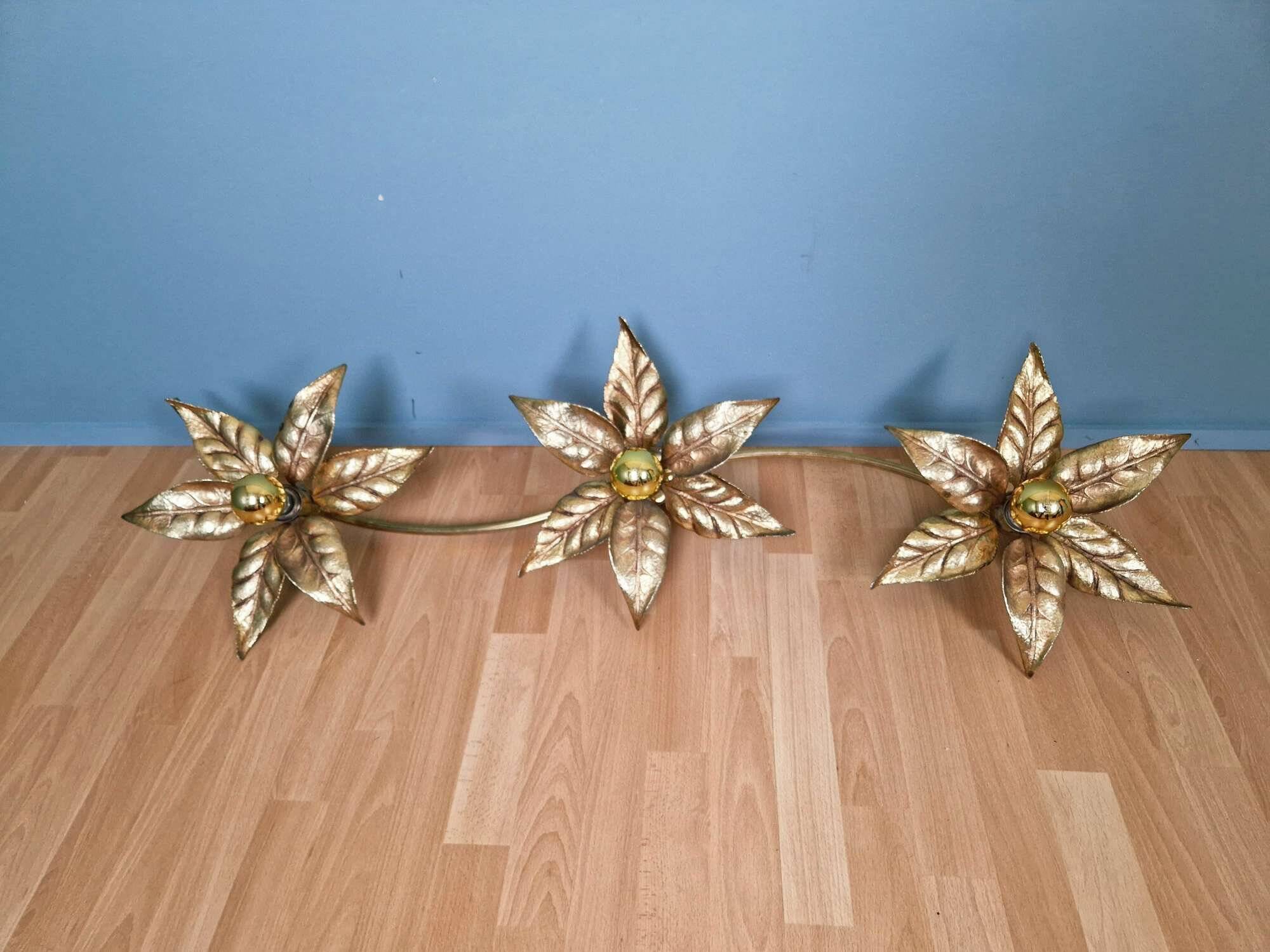 Grande applique murale florale en laiton et métal doré, Willy Daro, 1970