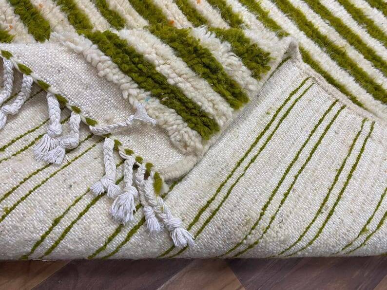 Handcrafted Berber rug in pure natural wool, size 150 x 250 cm