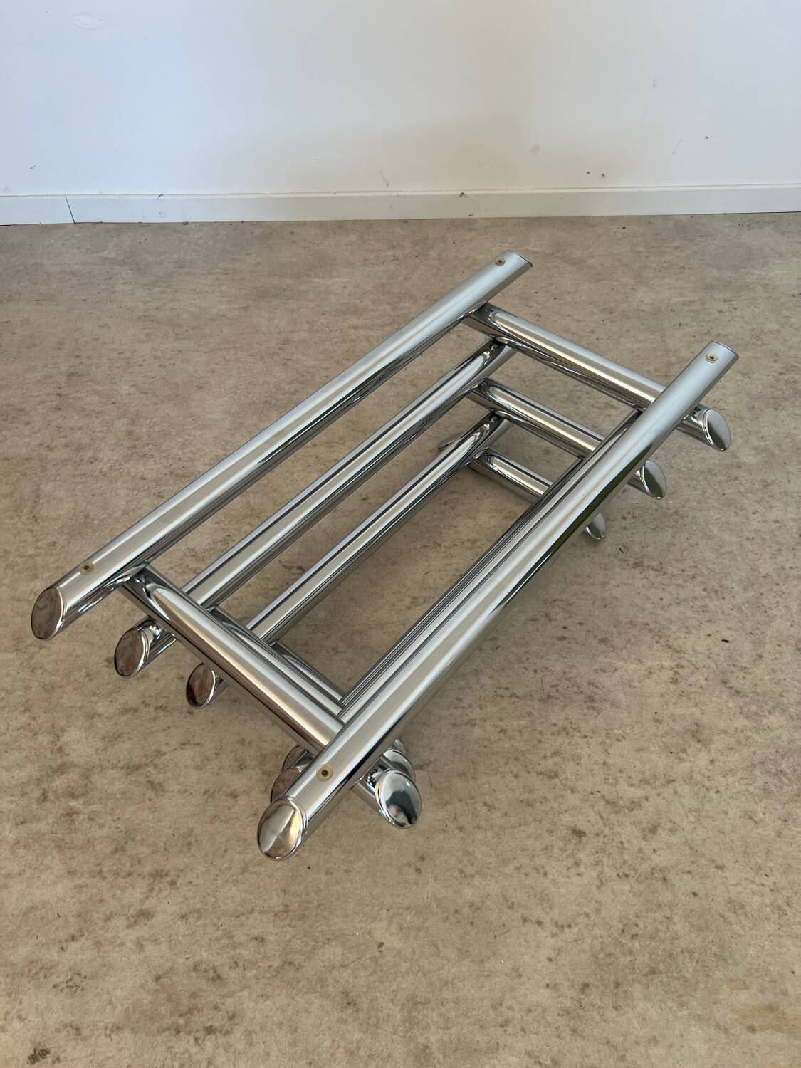 Table basse Space âge années 70 métal tubulaire et verre fumé design italien