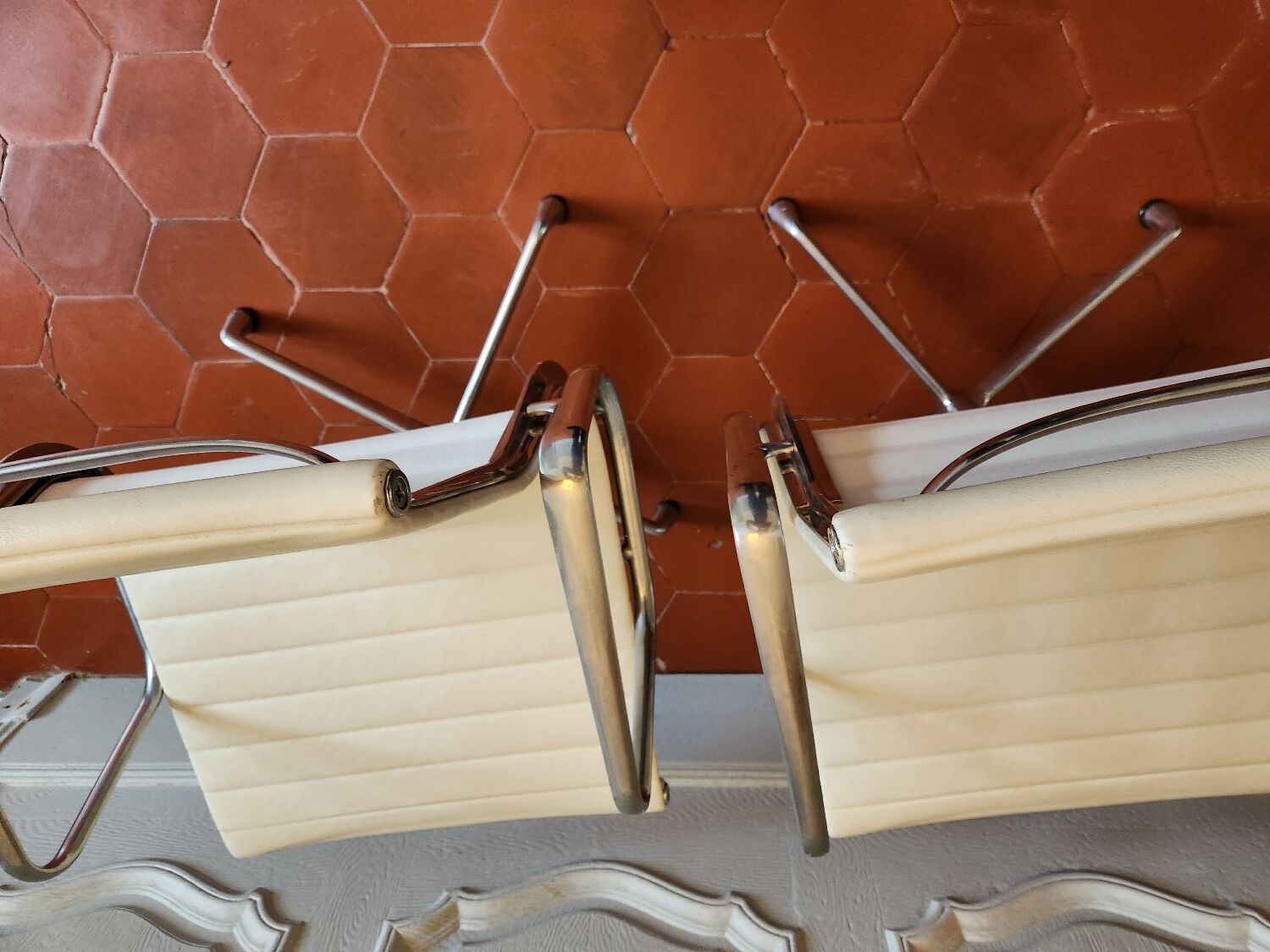 Fauteuil EA 108 Eames édité par Vitra