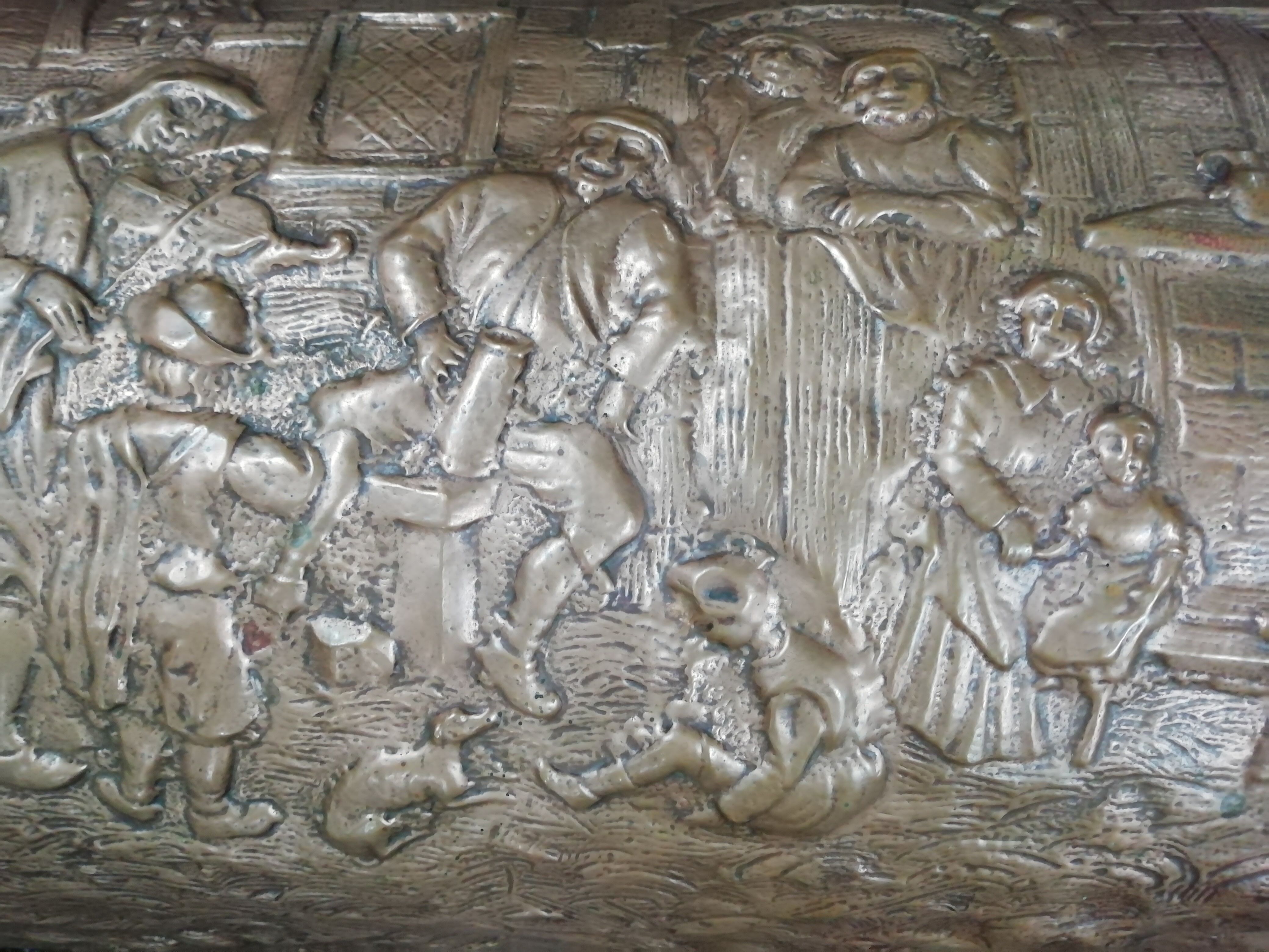 Coffre en bois et cuivre martelé