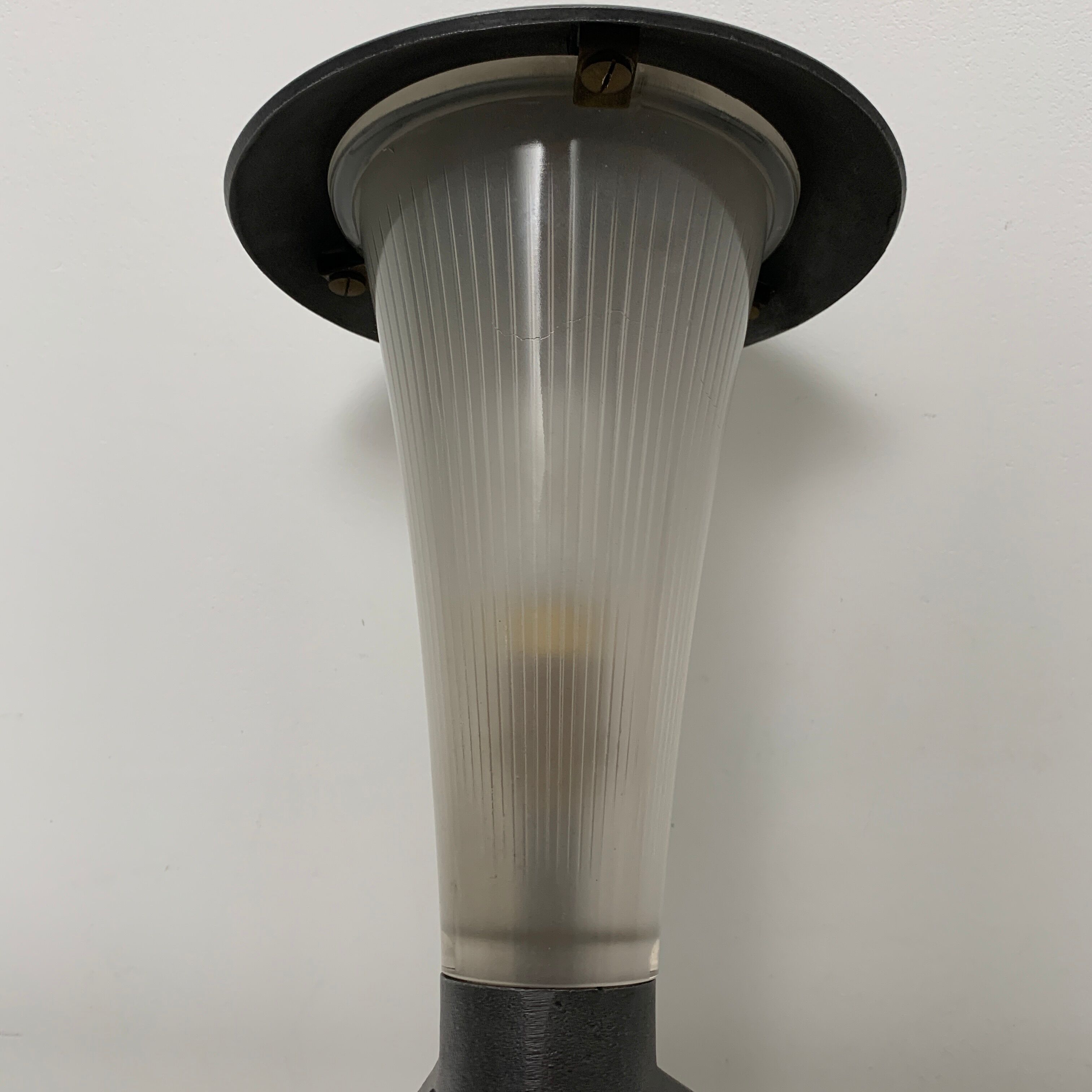 Corner wall lamp in graphite aluminum and Holophane frosted glass