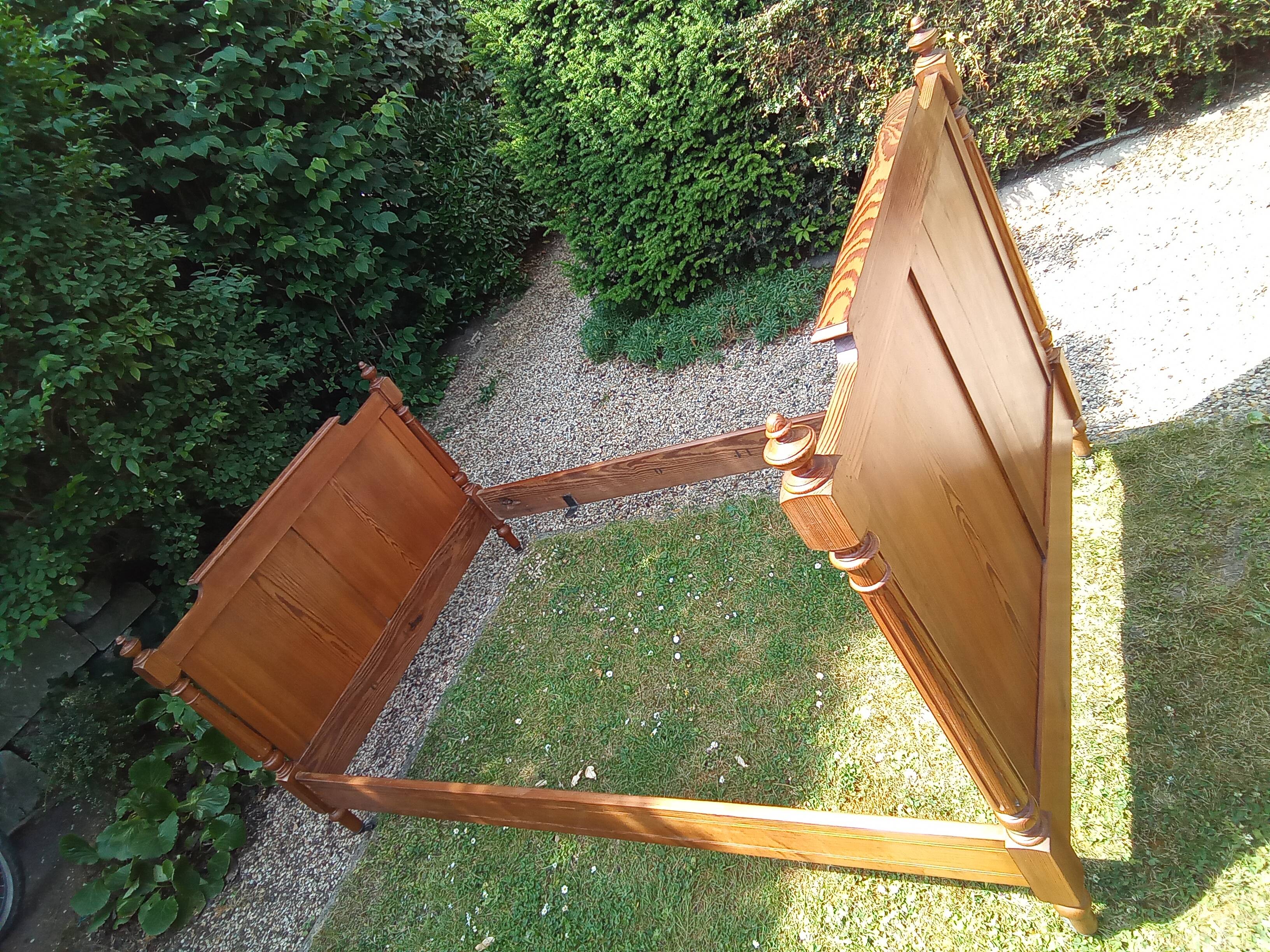 Single pitch pine bed