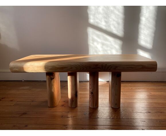 Table basse brutaliste en bois massif brut rectangulaire signé Germain  Gaschet | Selency