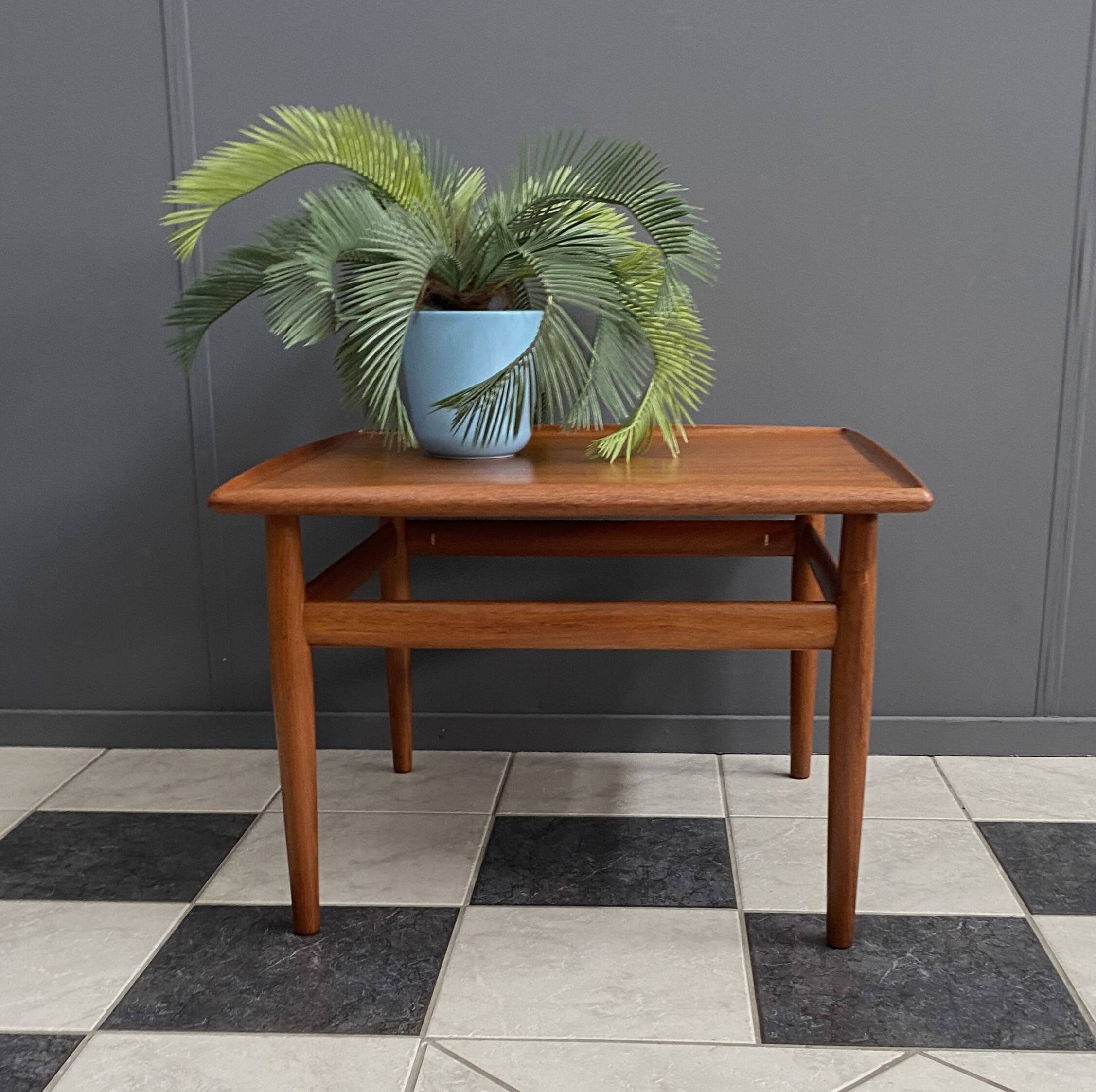 Table basse carrée en teck par Grete Jalk pour Glostrup Danemark années 1960.
