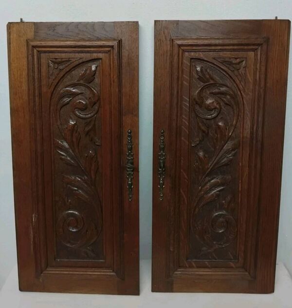 Paire d'anciens panneaux de porte en bois chêne sculpté