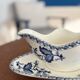 Saucière ancienne en terre de fer bleu et blanc