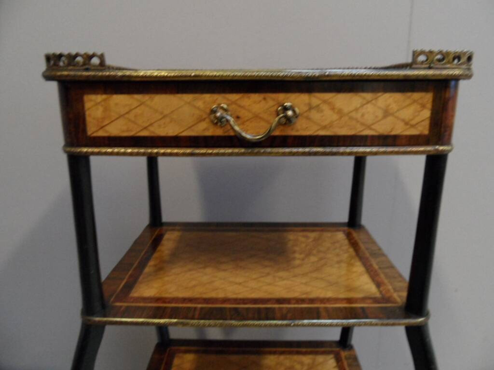 Table d'appoint antique Napoléon 3 avec marqueterie