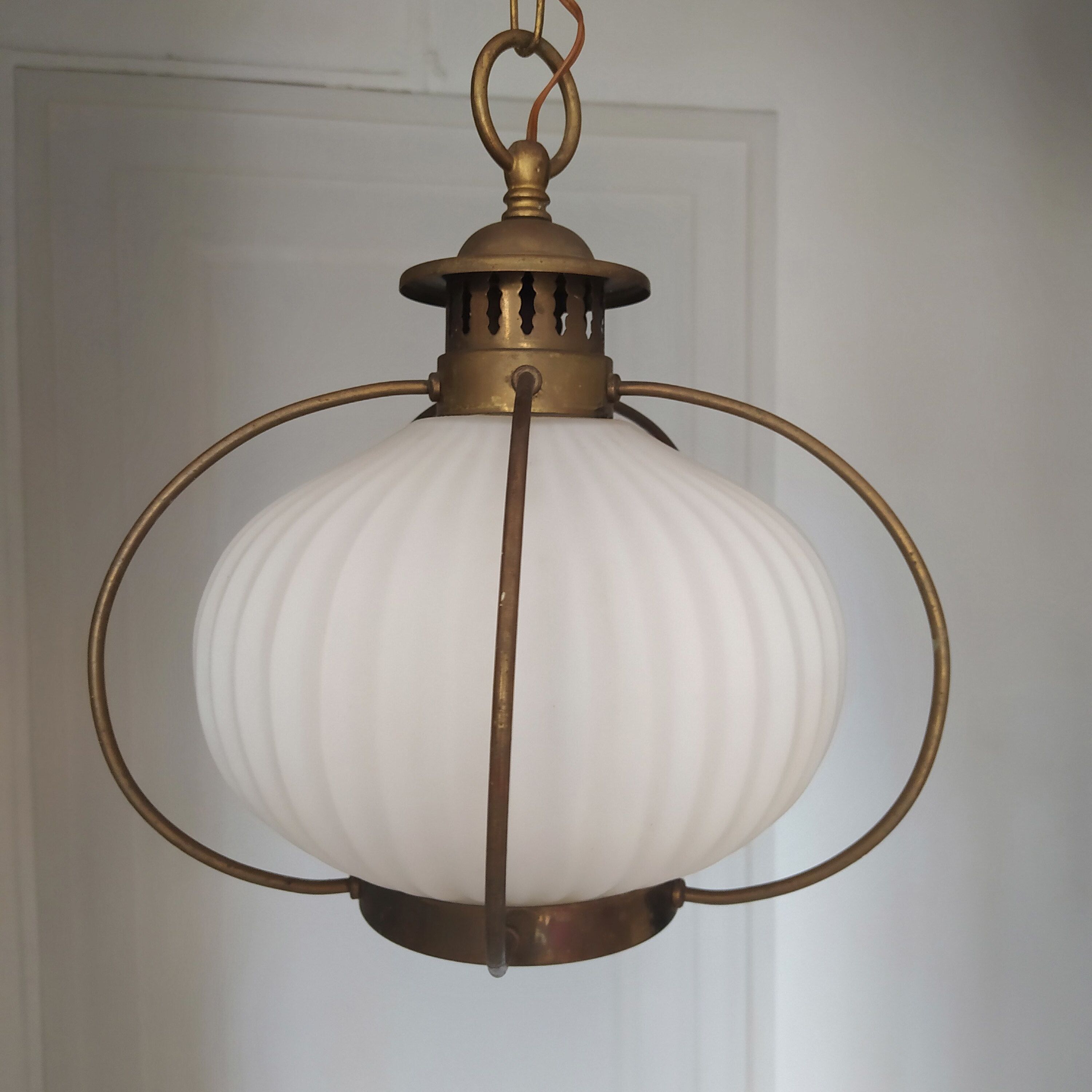 Suspension opaline cannelée et cuivre design original 1960