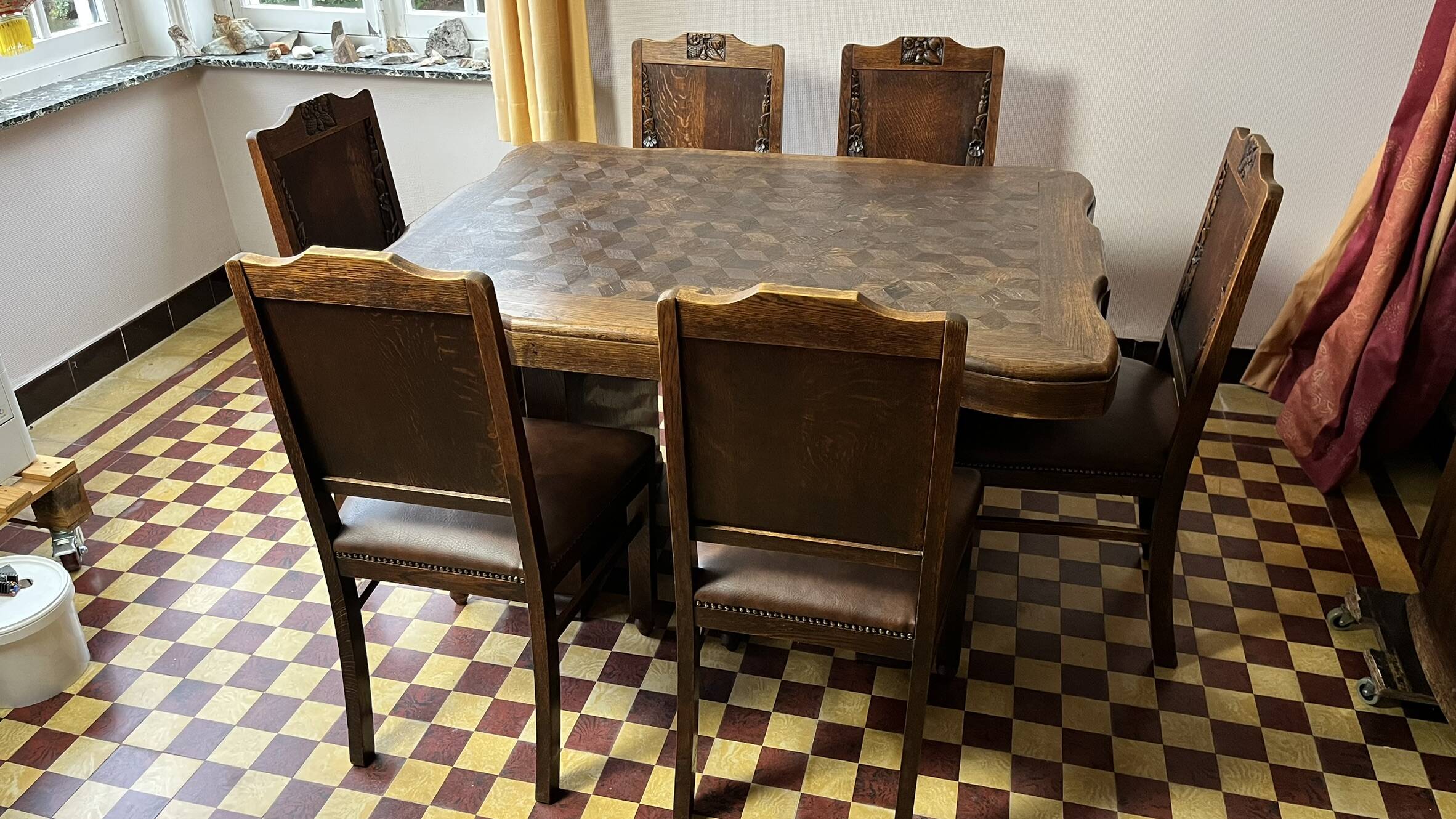 Art Deco extendable oak table with marquetry + 6 chairs – 1920s