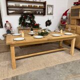 Extendable farmhouse table in solid oak