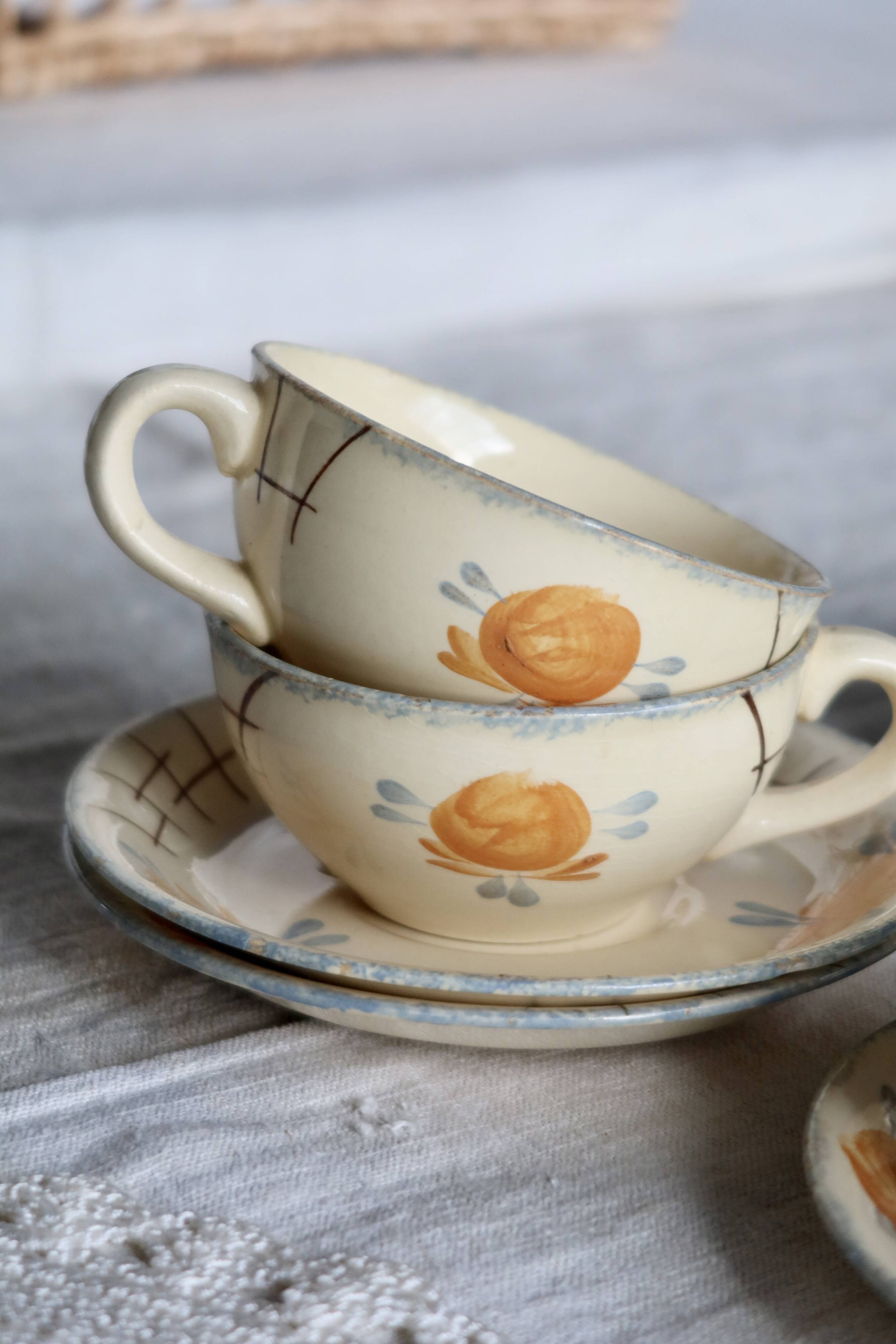 4 vintage ivory earthenware coffee cups and saucers - Floral pattern