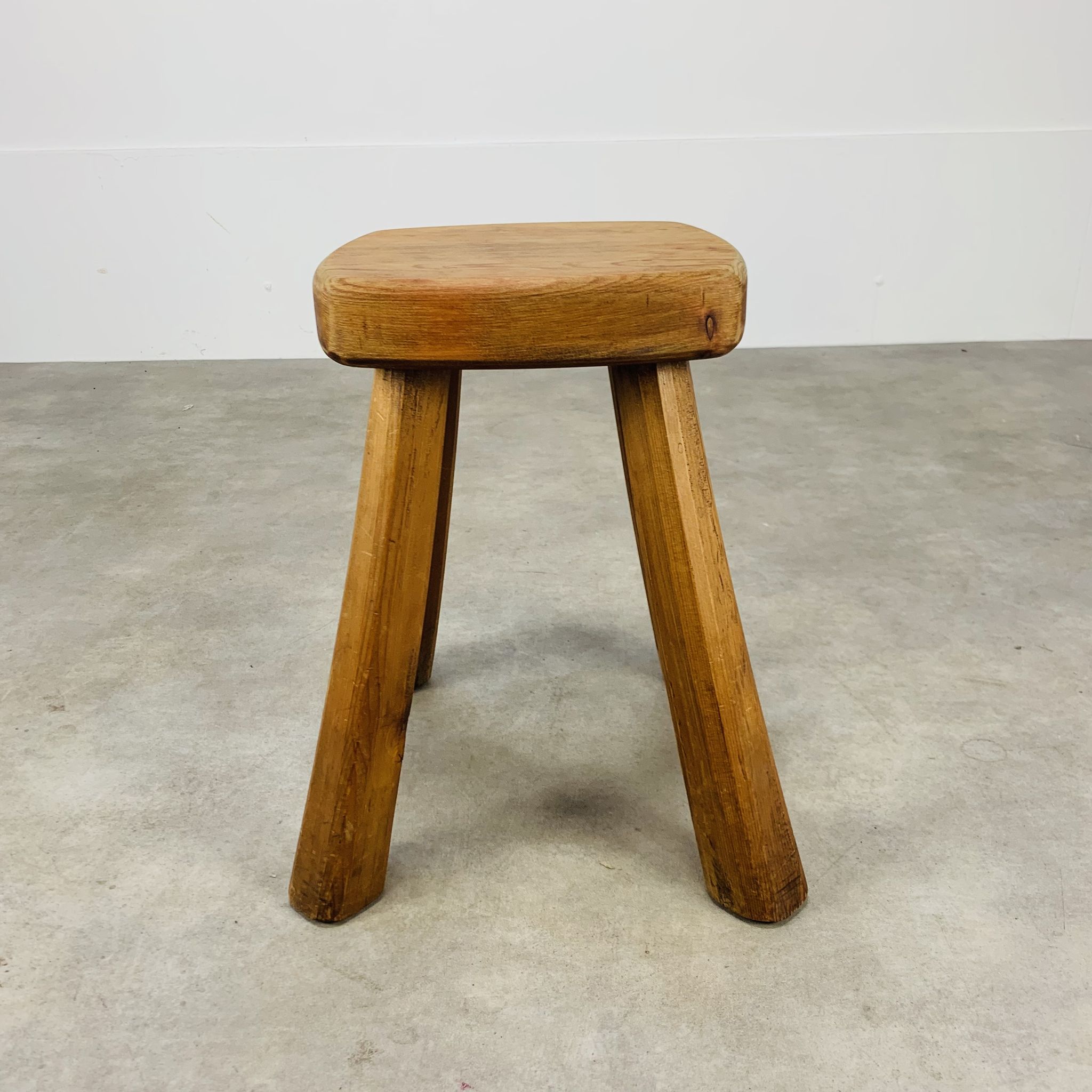 Tabouret brutaliste bois massif déco chalet