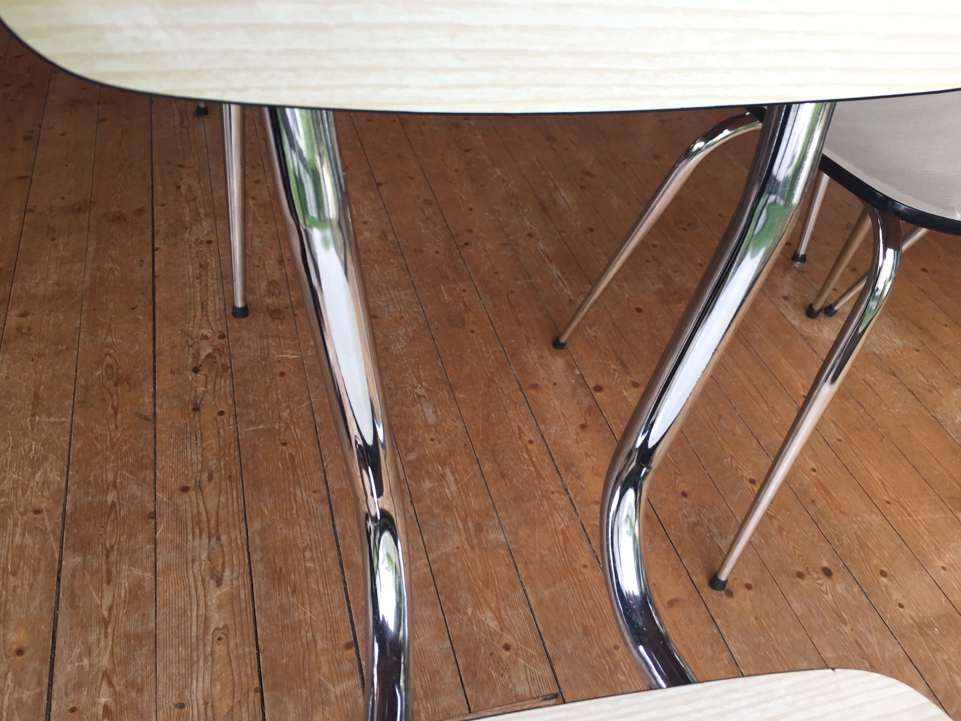 Table formica - 4 matching chairs