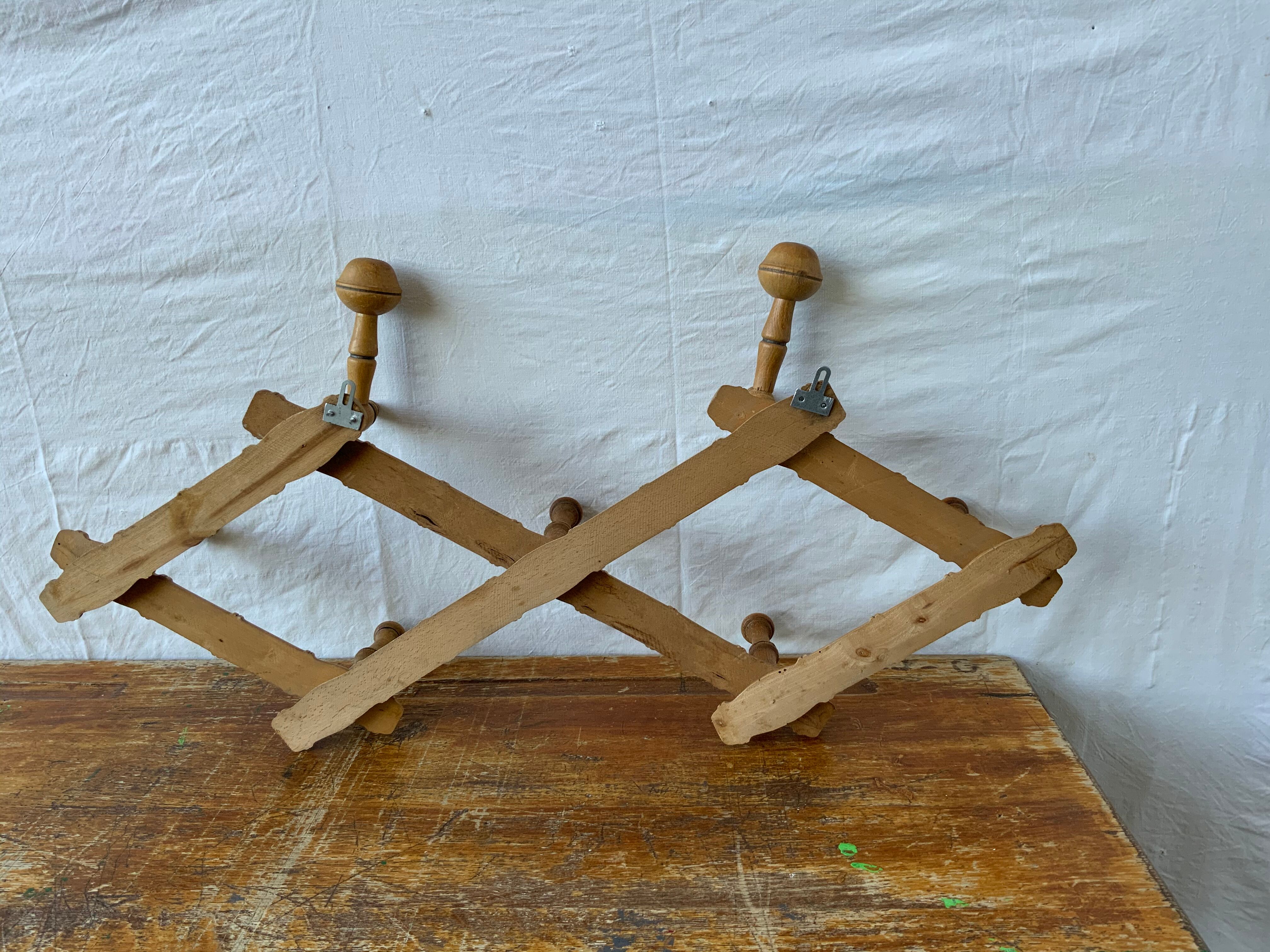 Wall accordion coat hanger