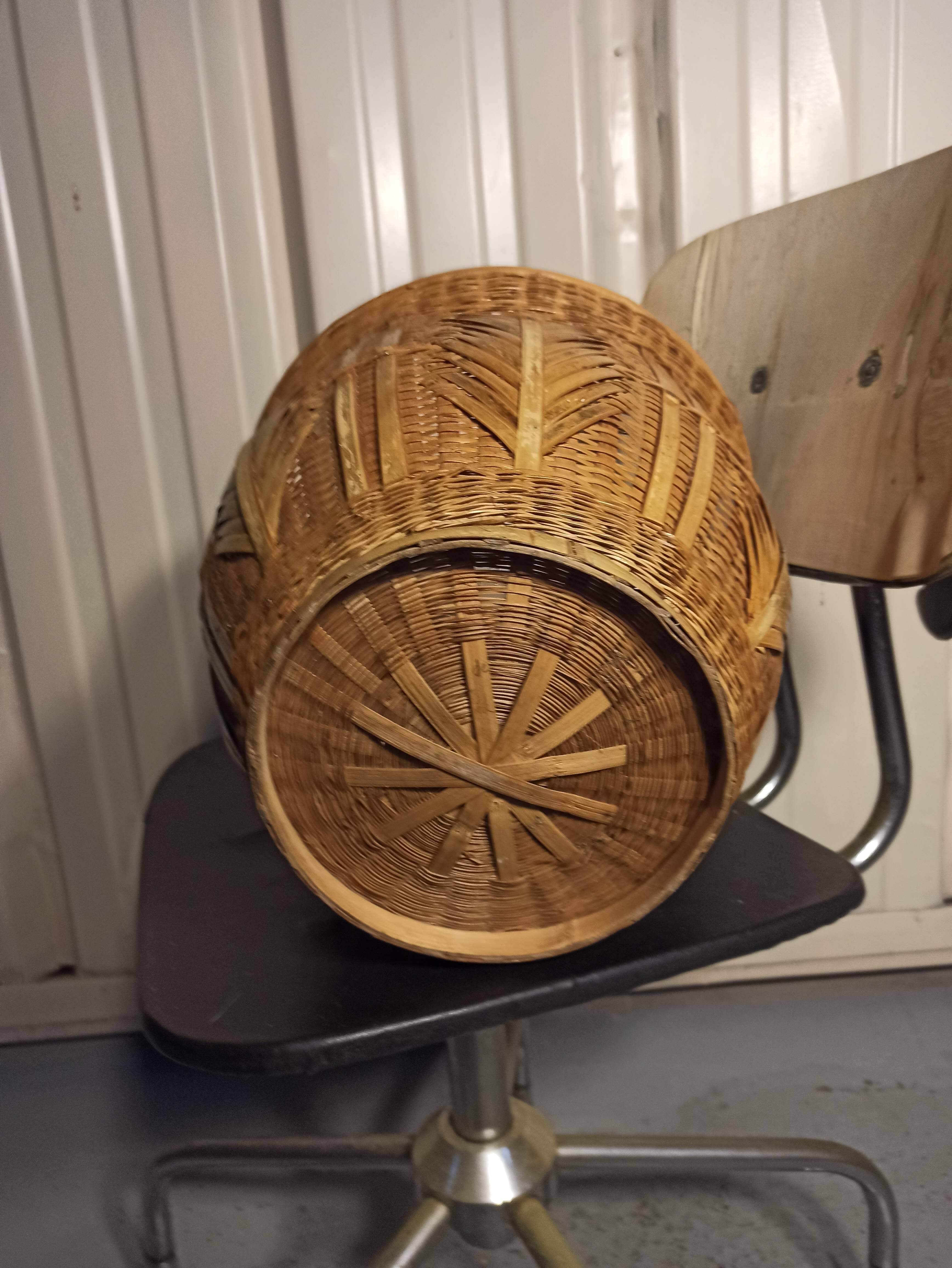 Wicker basket year 80 pot cache