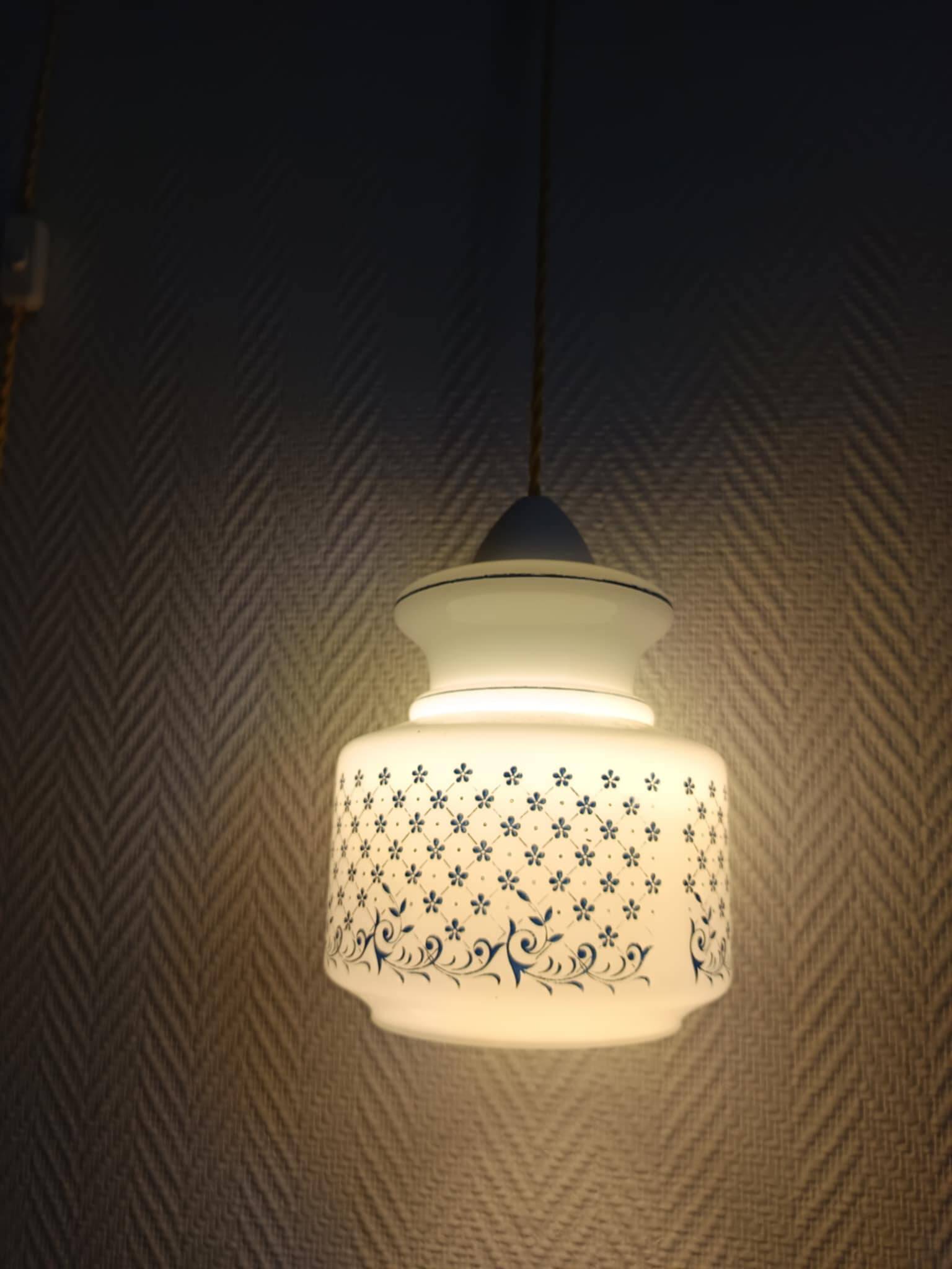 Vintage floral portable lamp