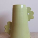 Vase abstrait en céramique fait main à anses asymétriques vert pomme