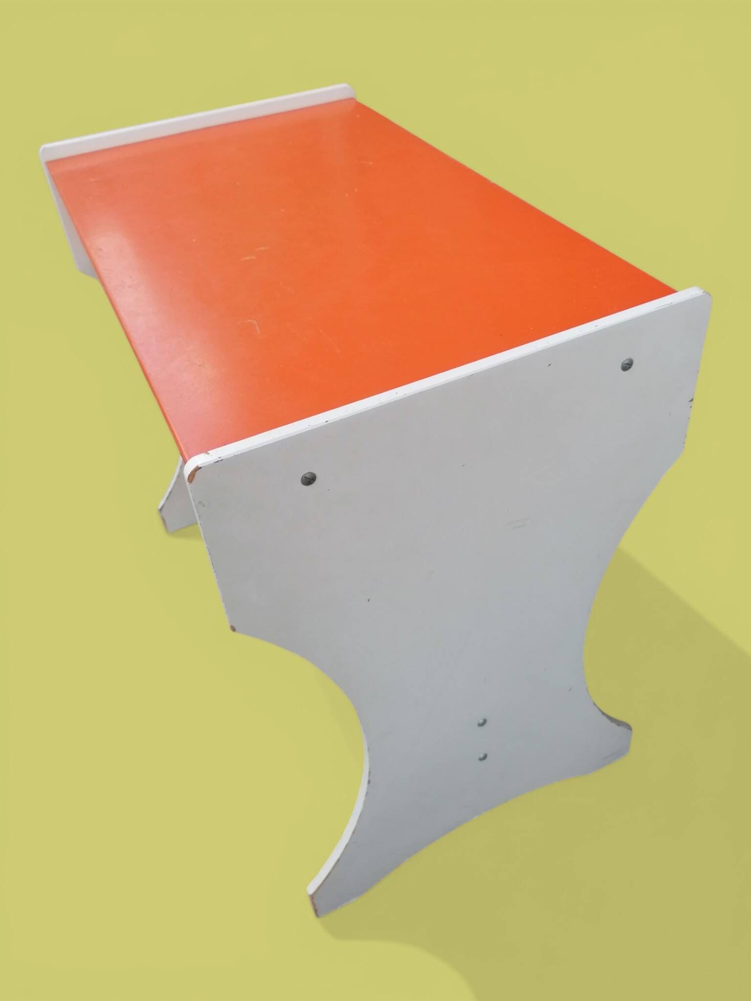 Bureau et tabouret d'écolier en bois peint orange - Années 1950 - 1970.