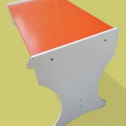 Bureau et tabouret d'écolier en bois peint orange - Années 1950 - 1970.