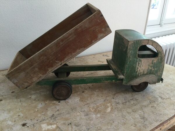 Camion benne ancien en bois