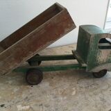 Camion benne ancien en bois