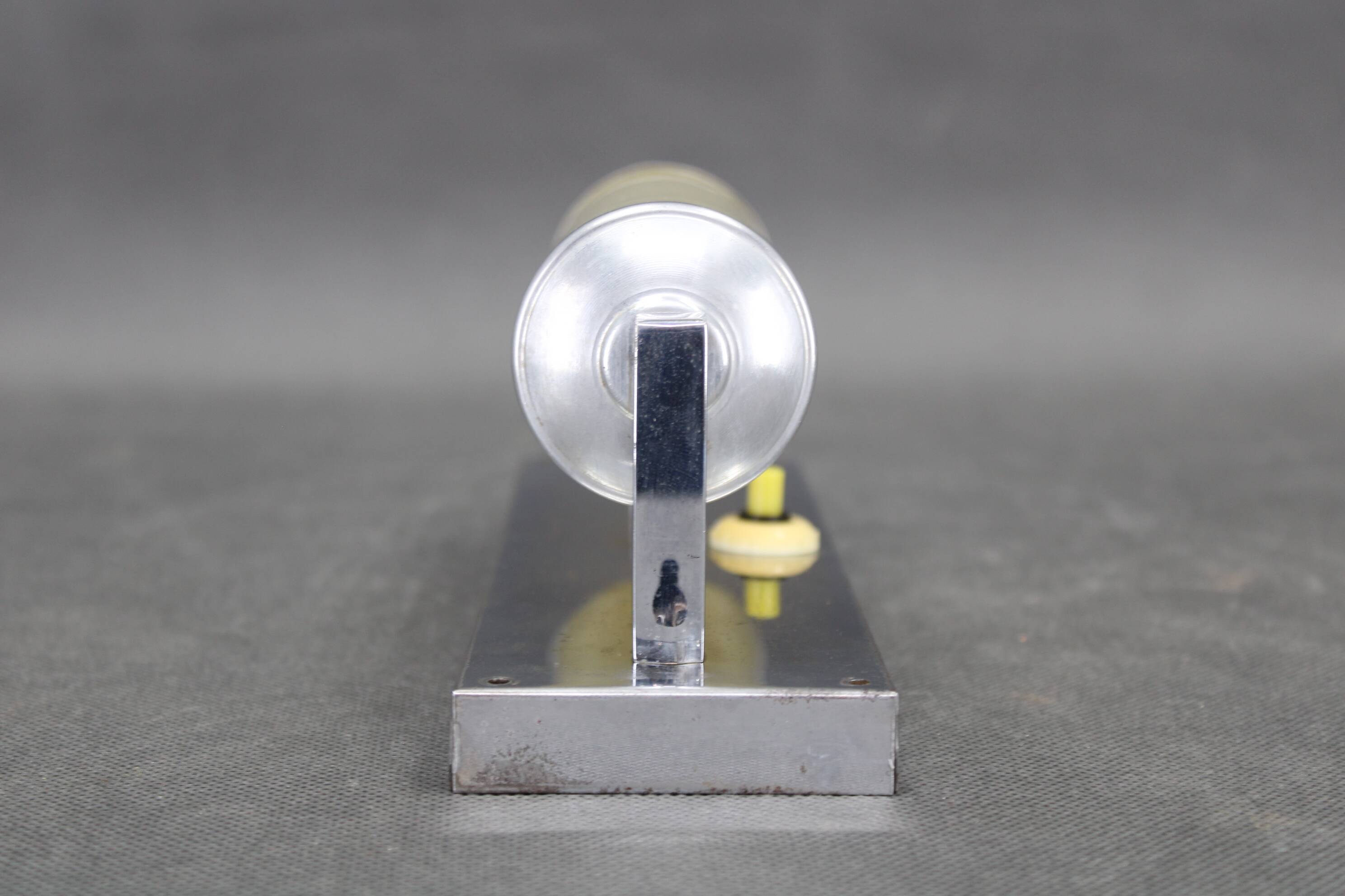 Applique murale tubulaire chromée de style Bauhaus des années 1930, abat-jour en verre crème, Tchécoslovaquie, ESČ