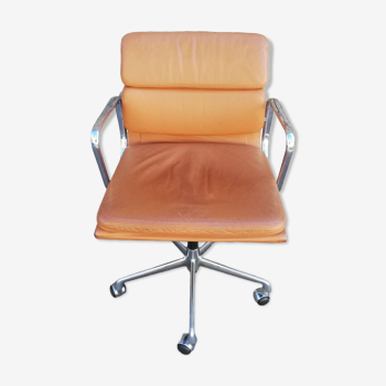 Soft pad E 217 chair by Charles & Ray Eames